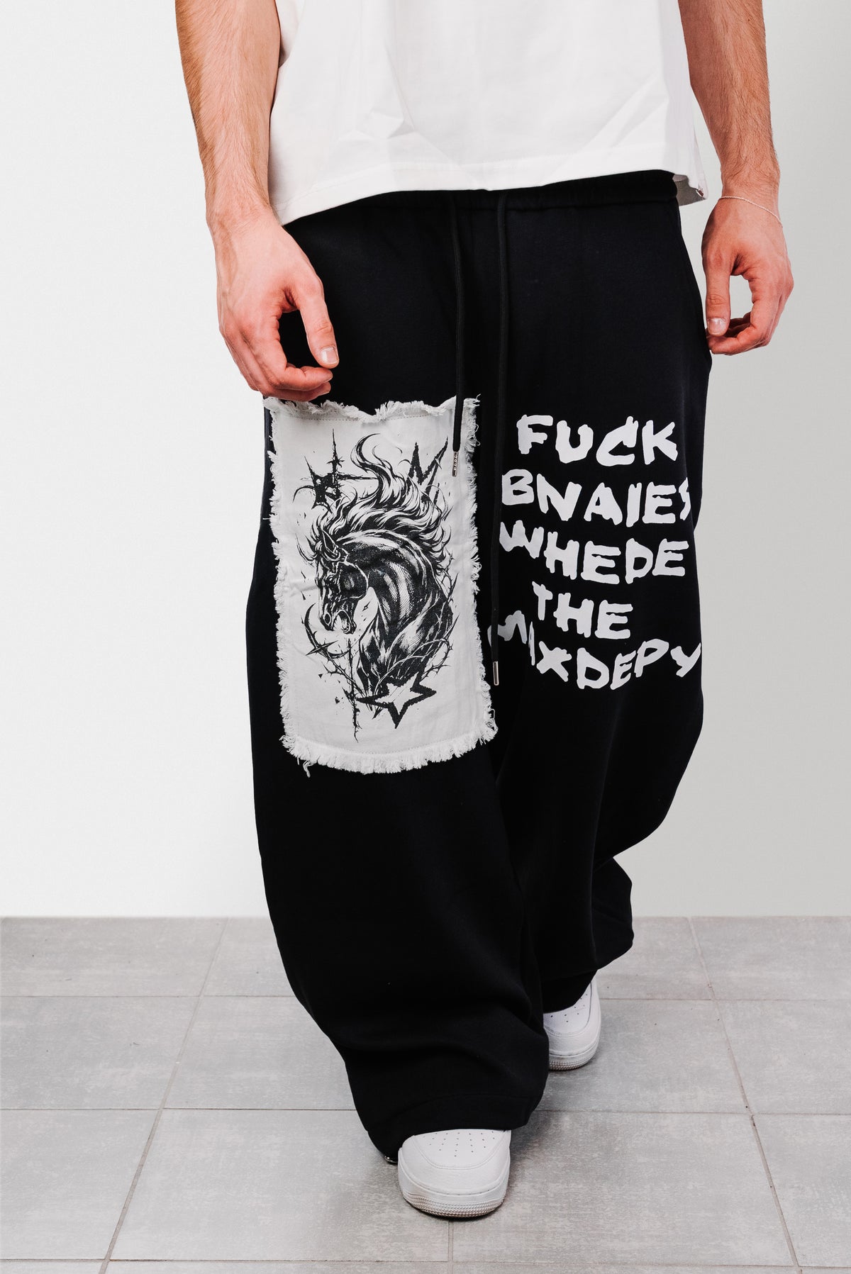 HORSE PATCH BLACK SWEATPANTS - Shoebuya Design