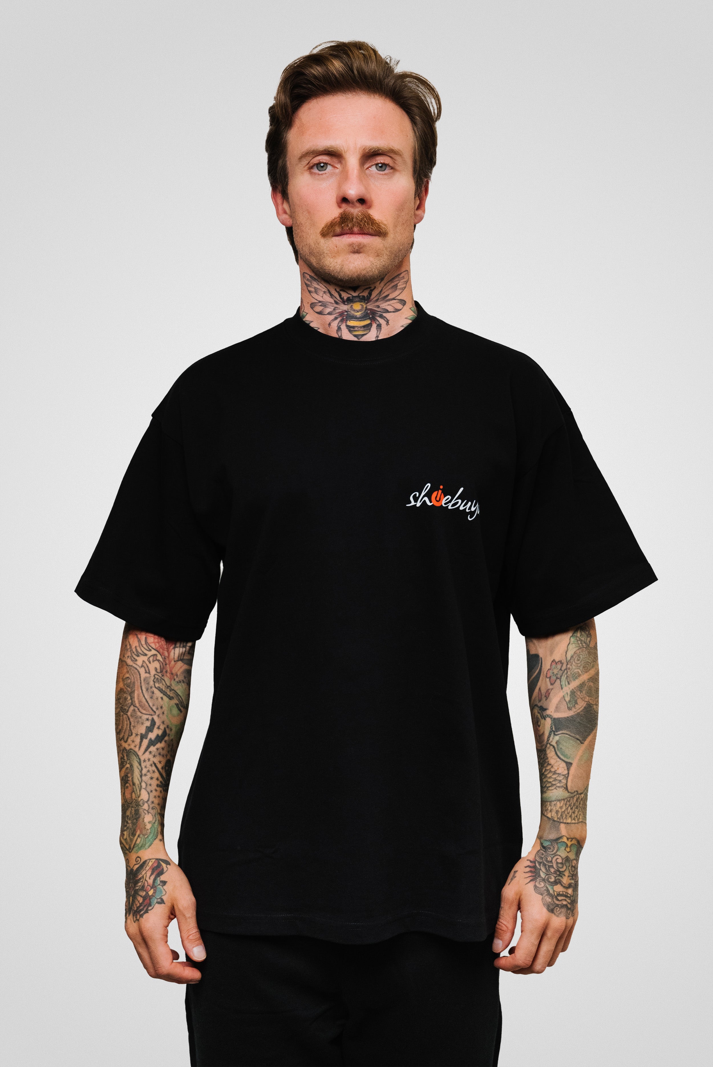 ITALICS SHOEBUYA LOGO TEE BLACK - Shoebuya Brand