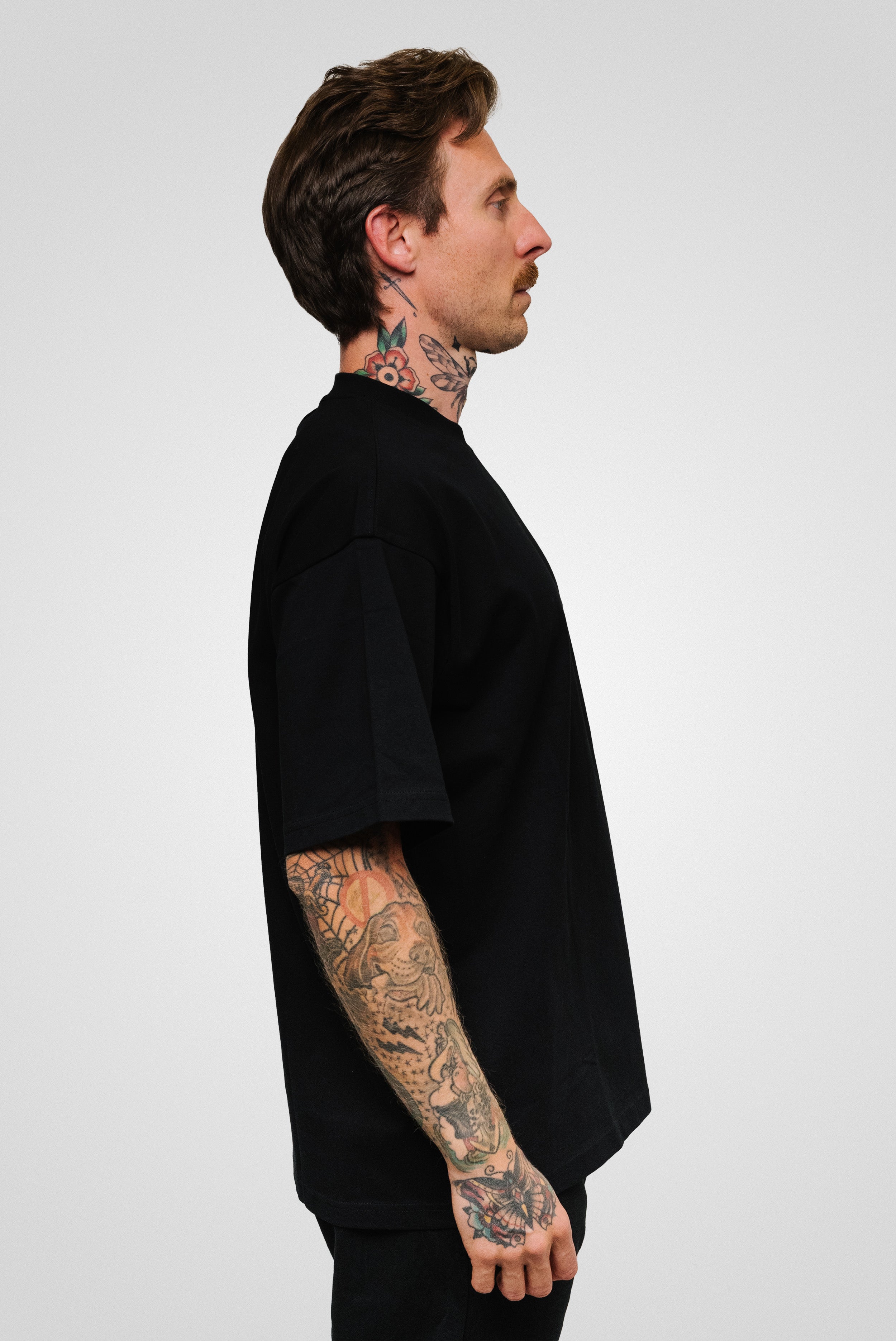 ITALICS SHOEBUYA LOGO TEE BLACK - Shoebuya Brand