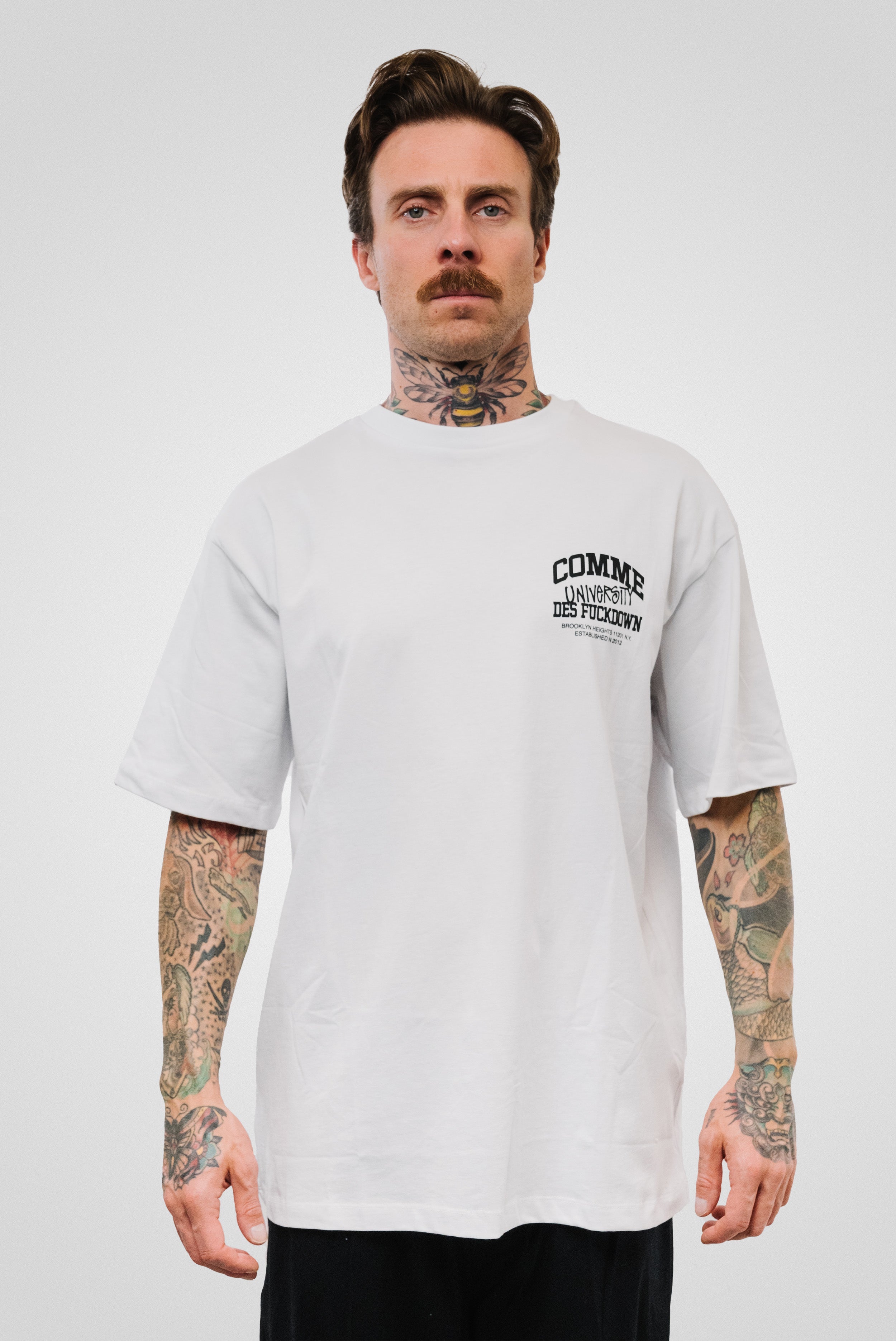 UNIVERSITY TEE WHITE - Comme Des Fuckdown