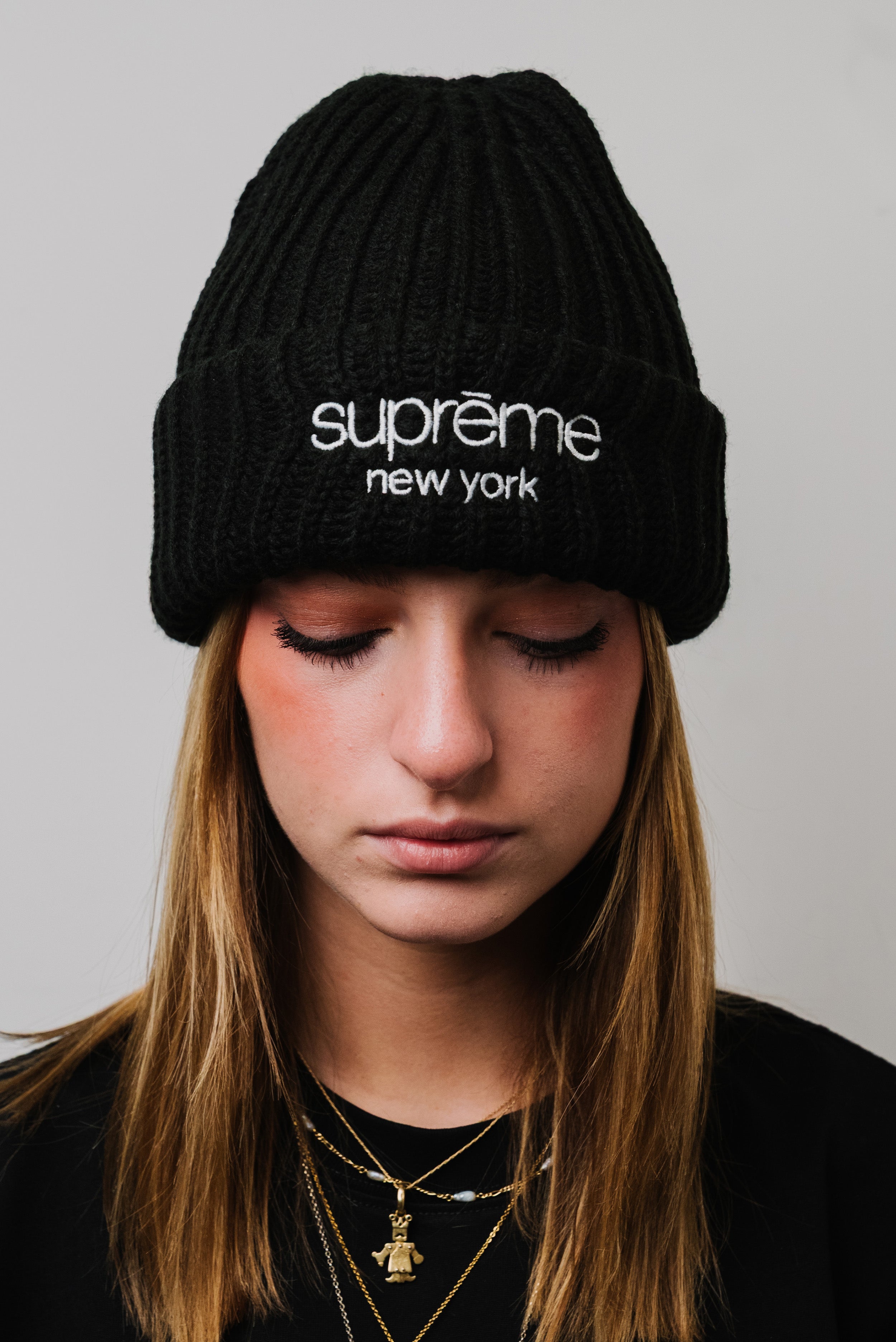 SUPREME CHUNKY RIB LOGO BEANIE BLACK