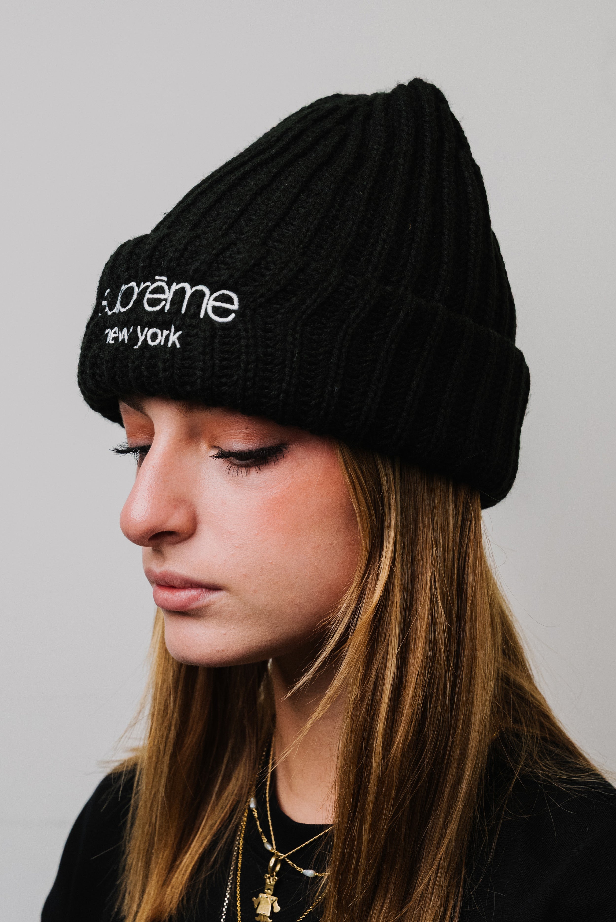 SUPREME CHUNKY RIB LOGO BEANIE BLACK