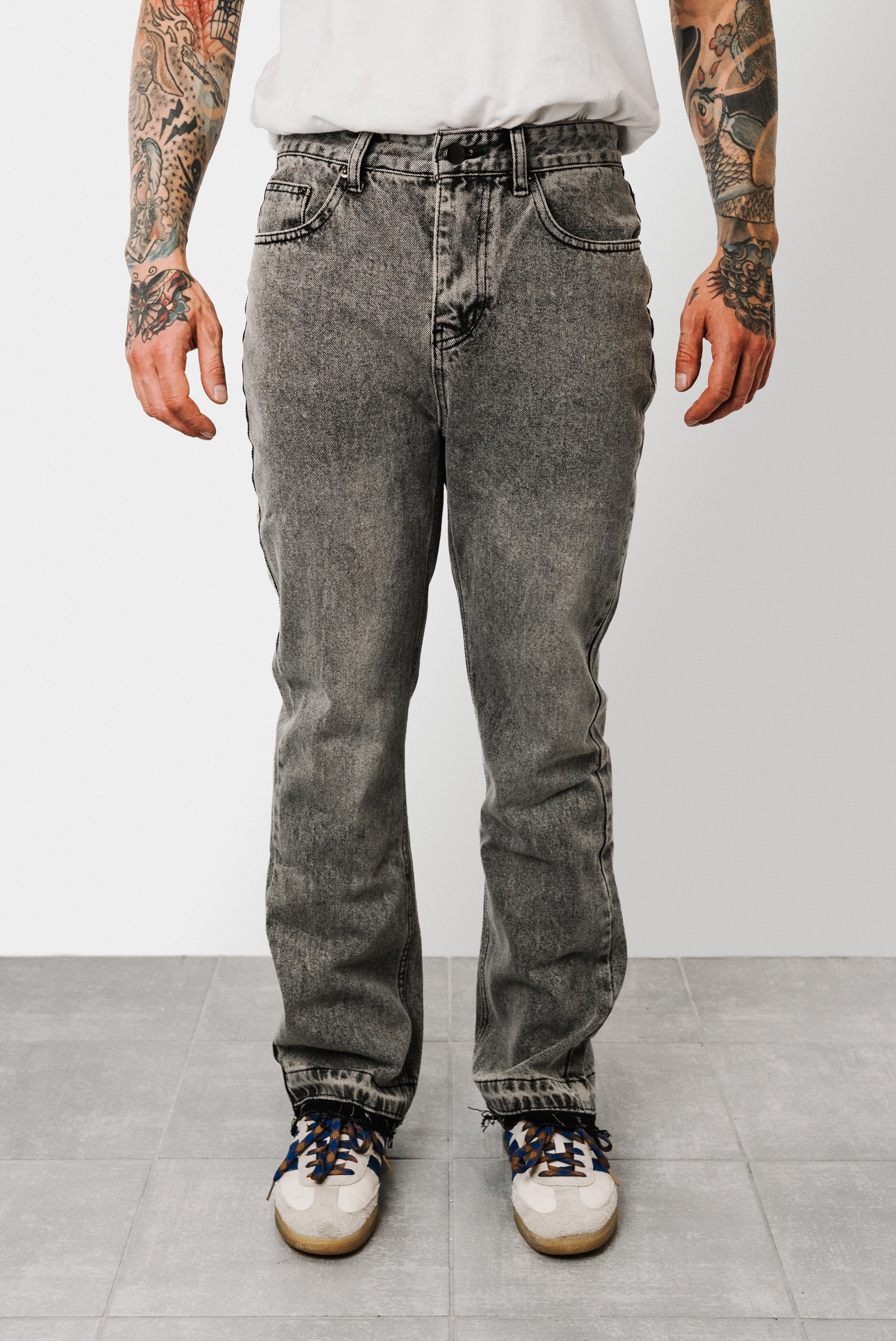 TORN AT THE BOTTOM GREY JEANS - Shoebuya Brand
