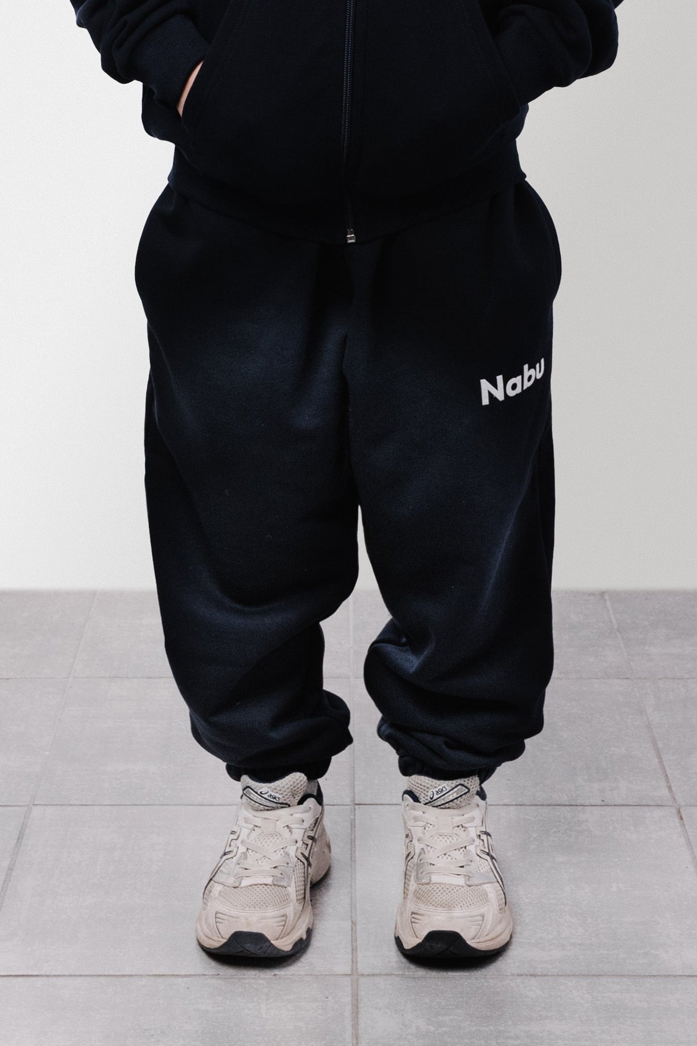 PANTS BLUE LOGO WHITE BABY - Nabu Brand