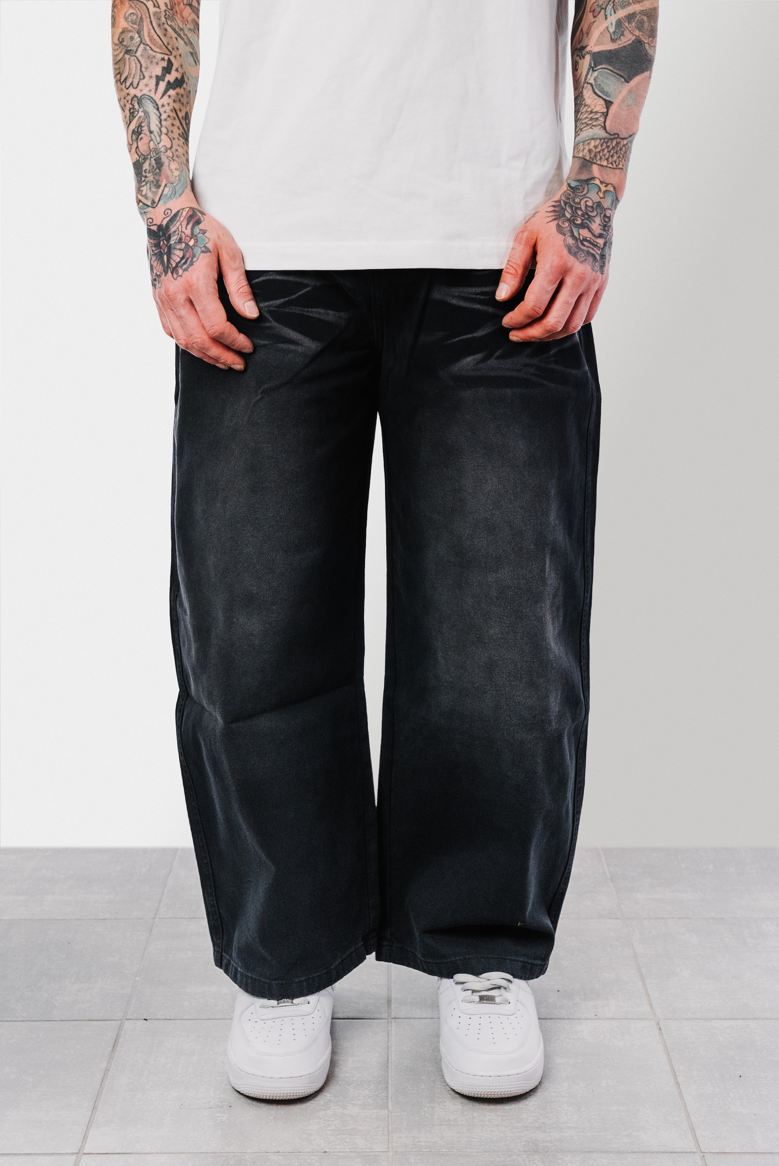 STRIADE BASIC BAGGY BLACK JEANS
