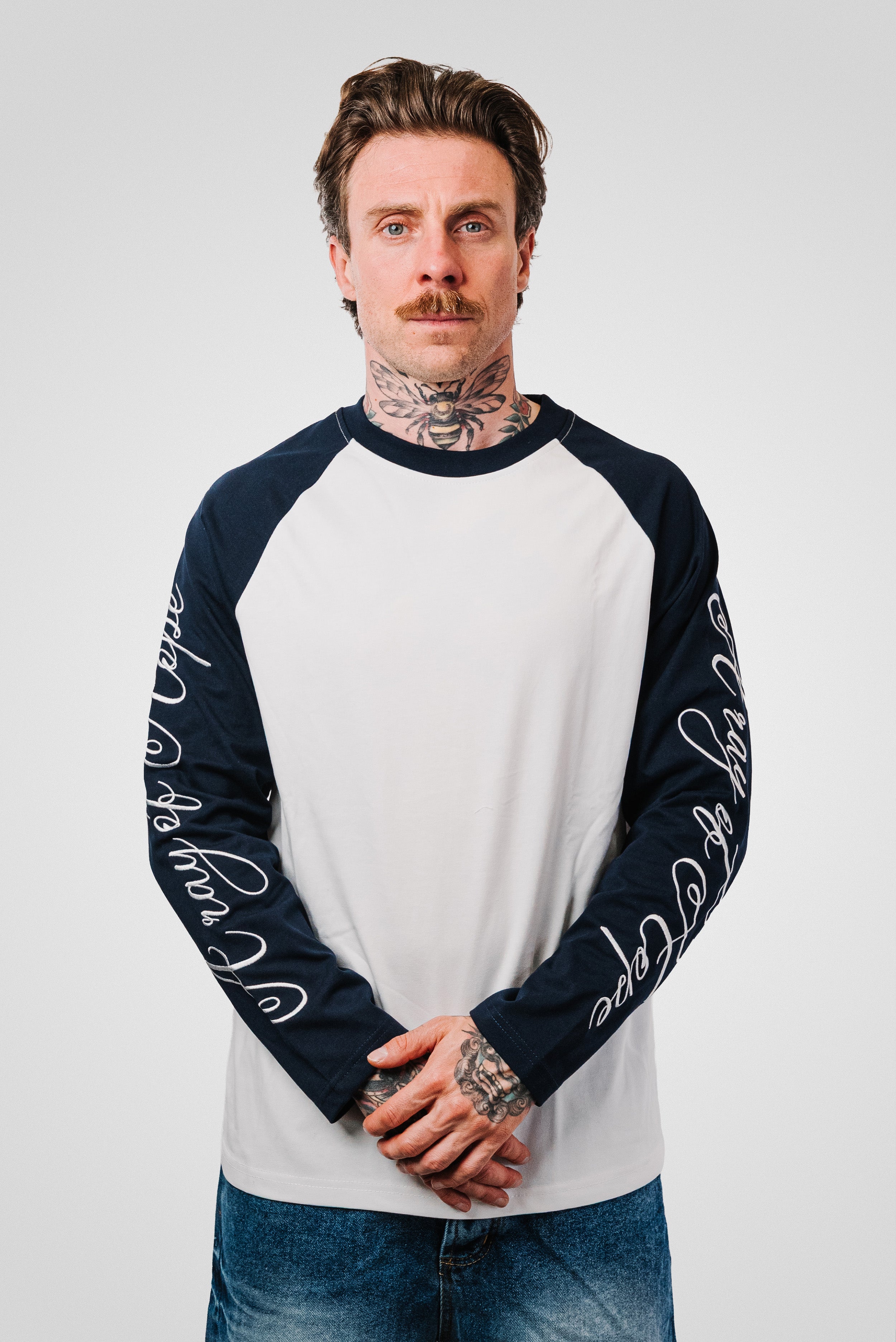 EMBROIDERED SLEEVE NAVY LONGSLEEVE WHITE - Shoebuya Design