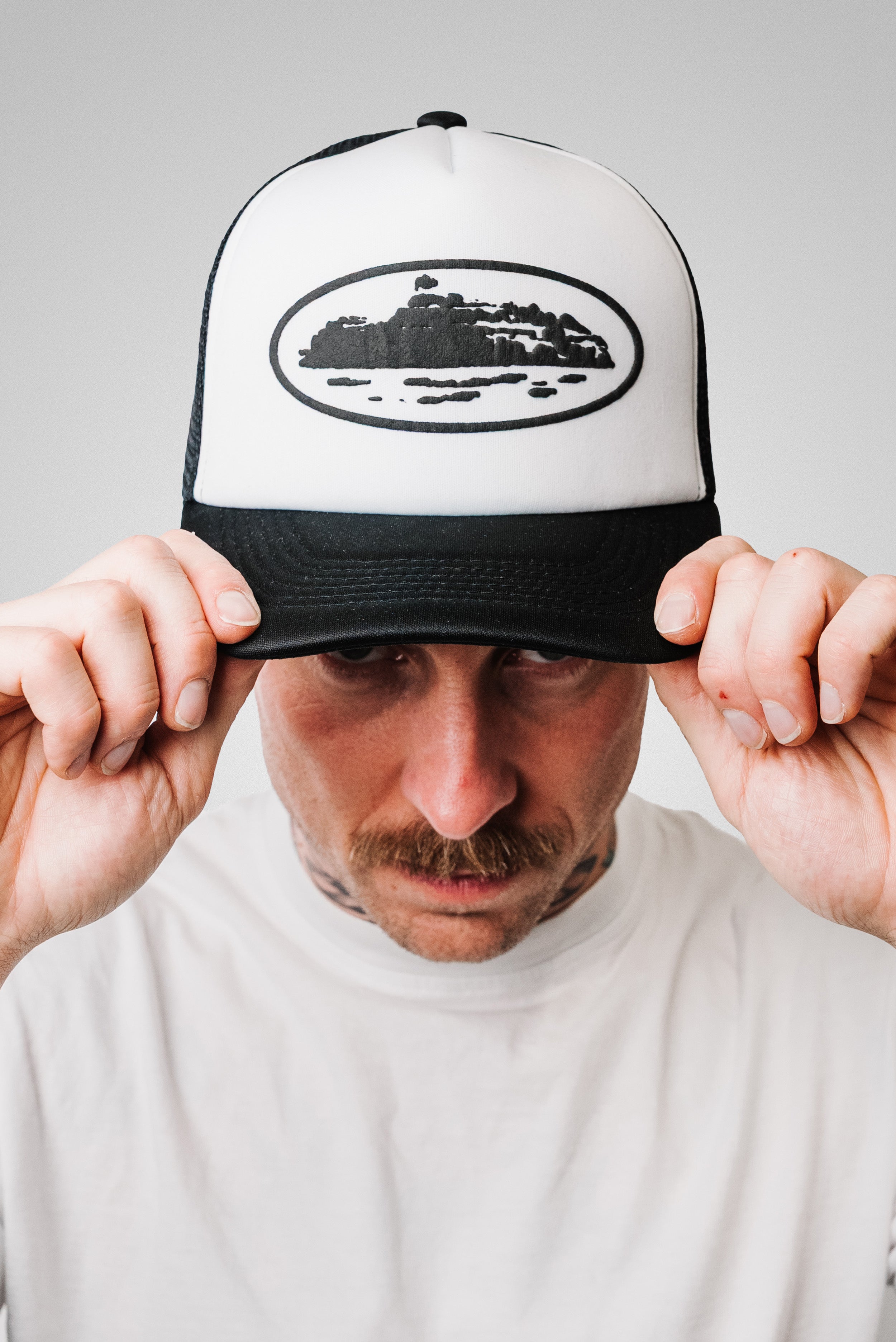 CORTEIZ ALCATRAZ PREMIUM PUFF PRINT TRUCKER HAT WHITE