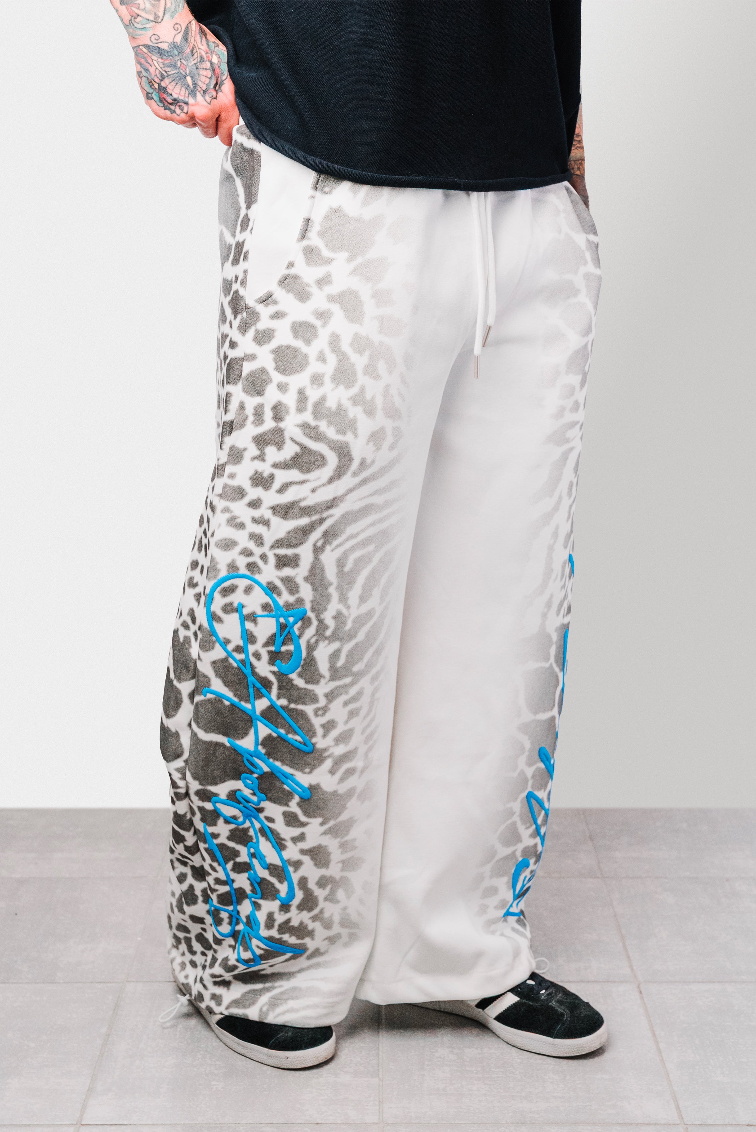 LEOPARD EMBROIDERED WHITE PANTS - Shoebuya Design