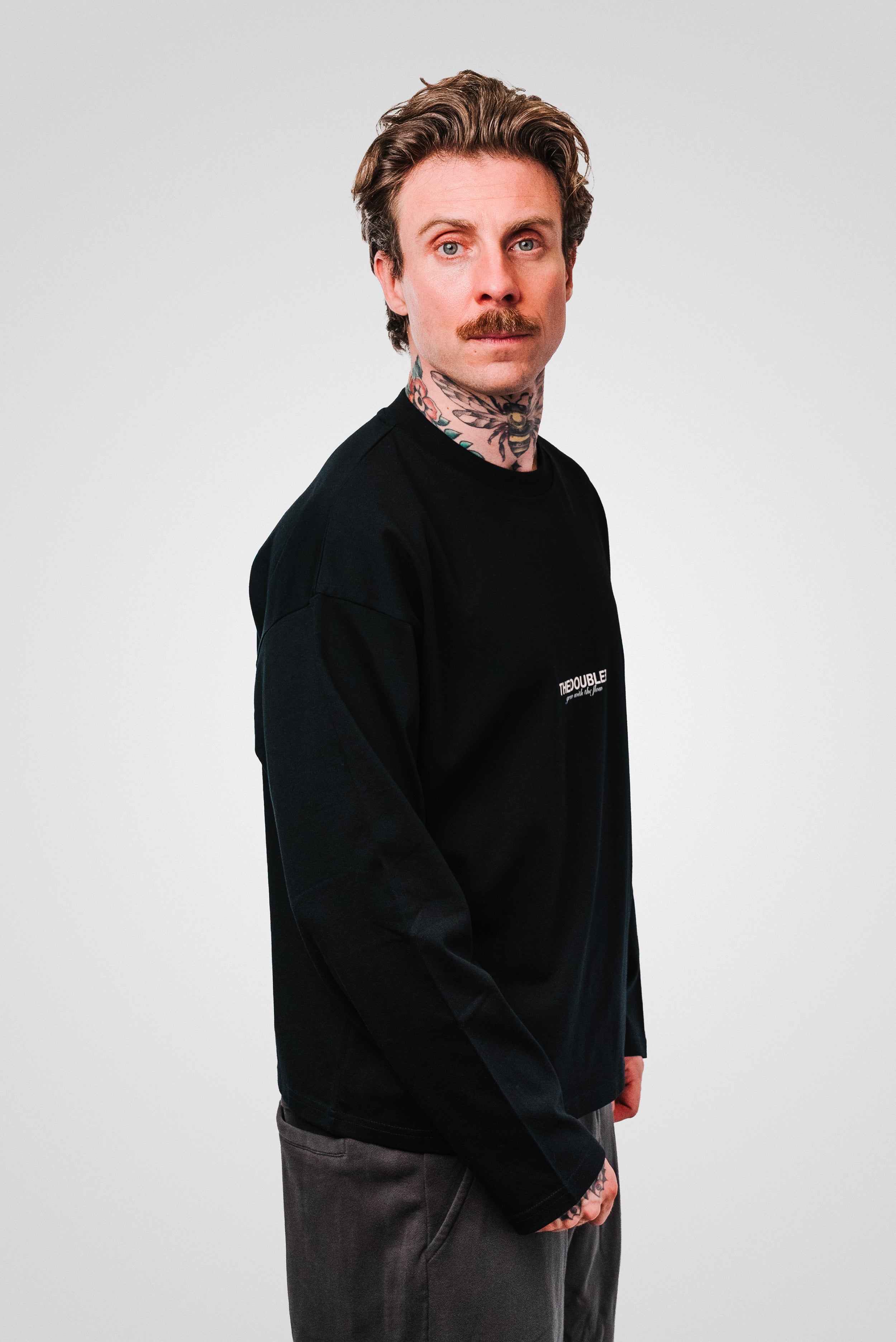 ITALICS LOGO BLACK BOXY LONGSLEEVE - TheDoubleE