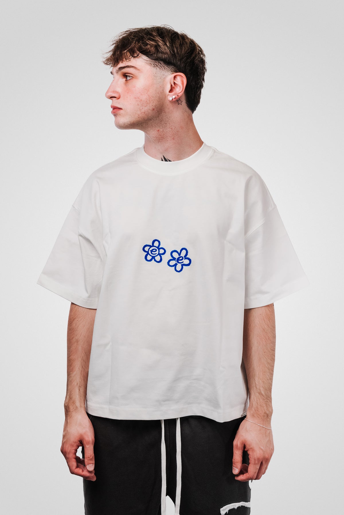 FLOWERS WHITE BOXY TEE - TheDoubleE