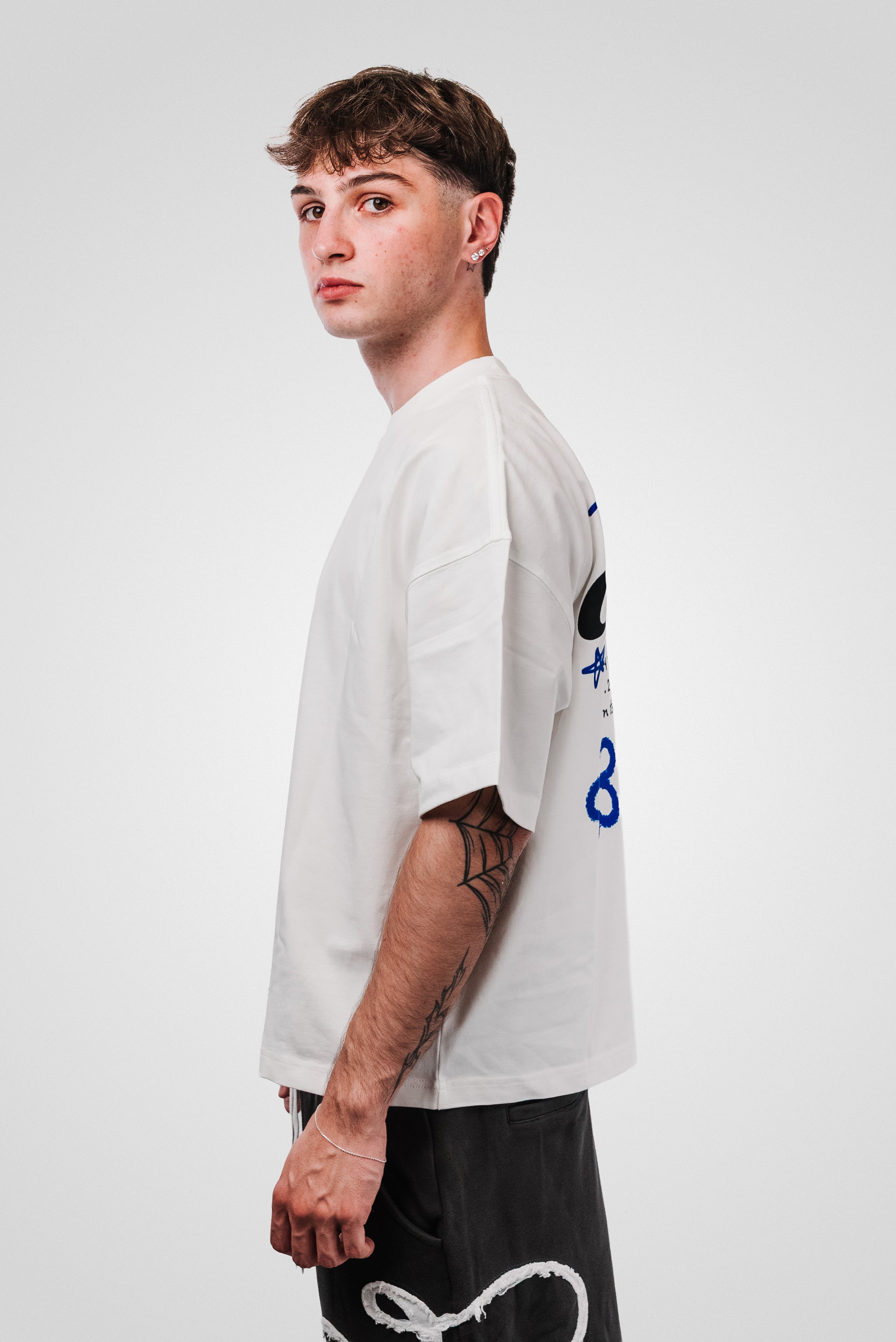 FLOWERS WHITE BOXY TEE - TheDoubleE