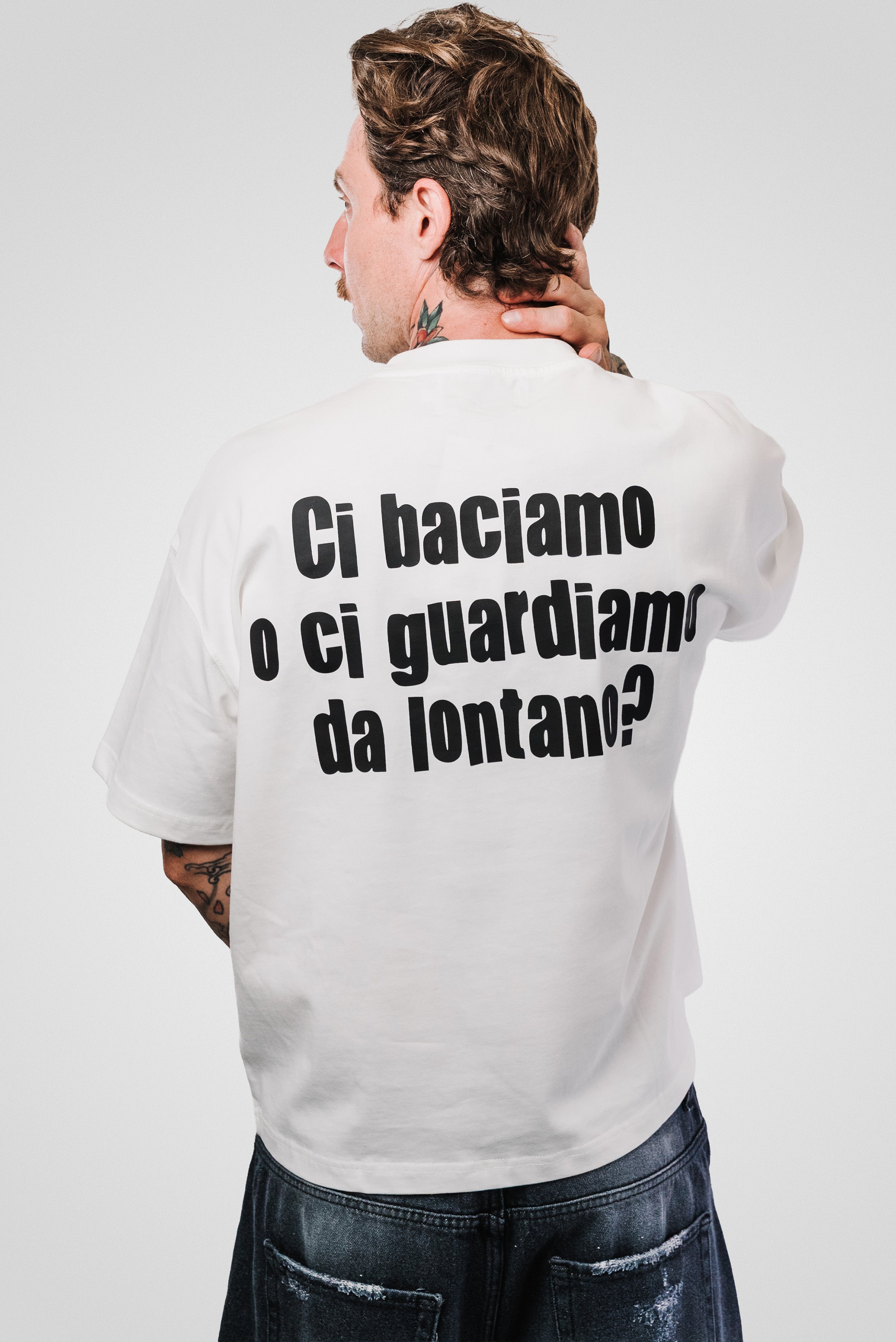CI BACIAMO O CI GUARDIAMO? BOXY TEE WHITE - Shoebuya Design