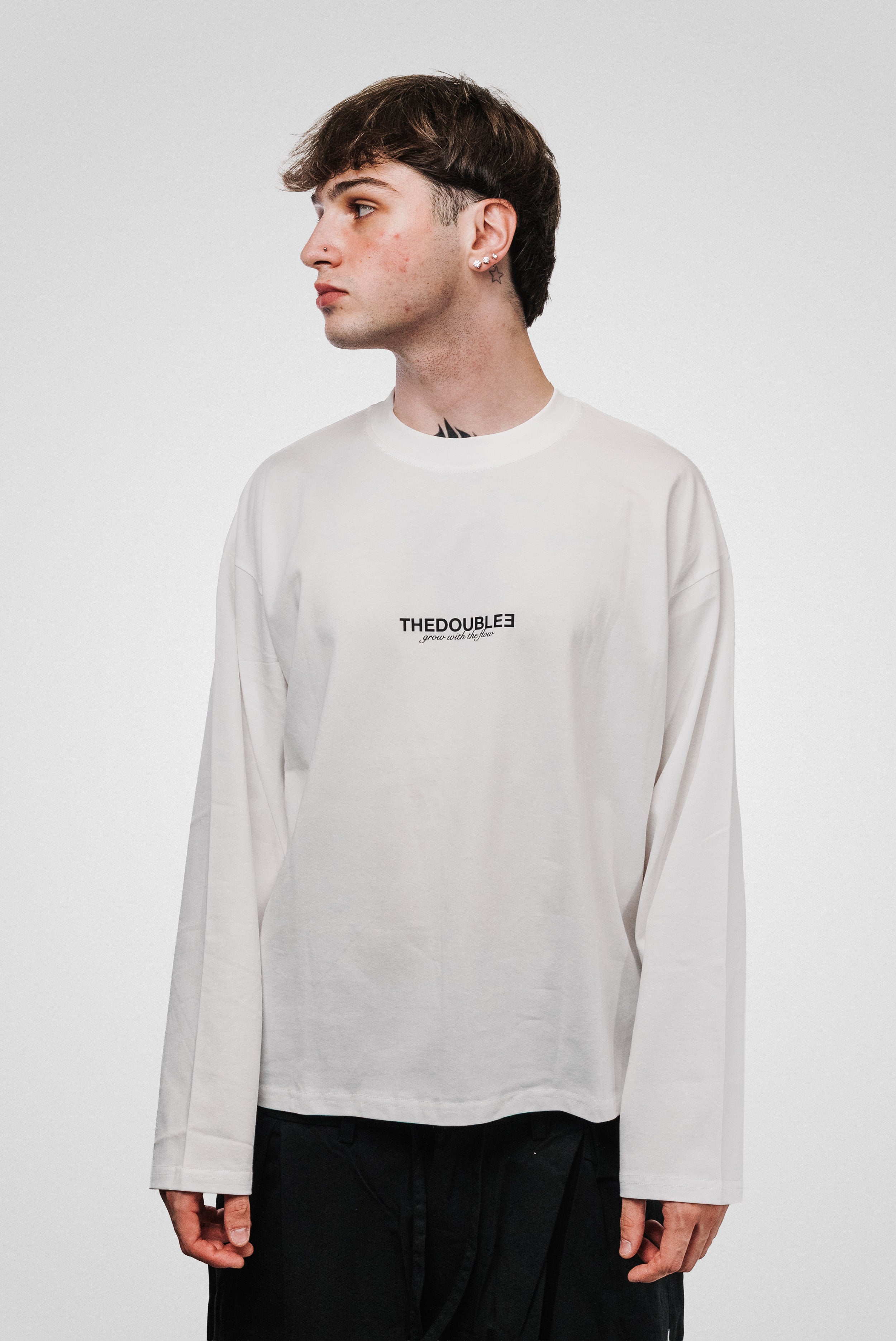 CI BACIAMO O CI GUARDIAMO WHITE BOXY LONGSLEEVE - TheDoubleE