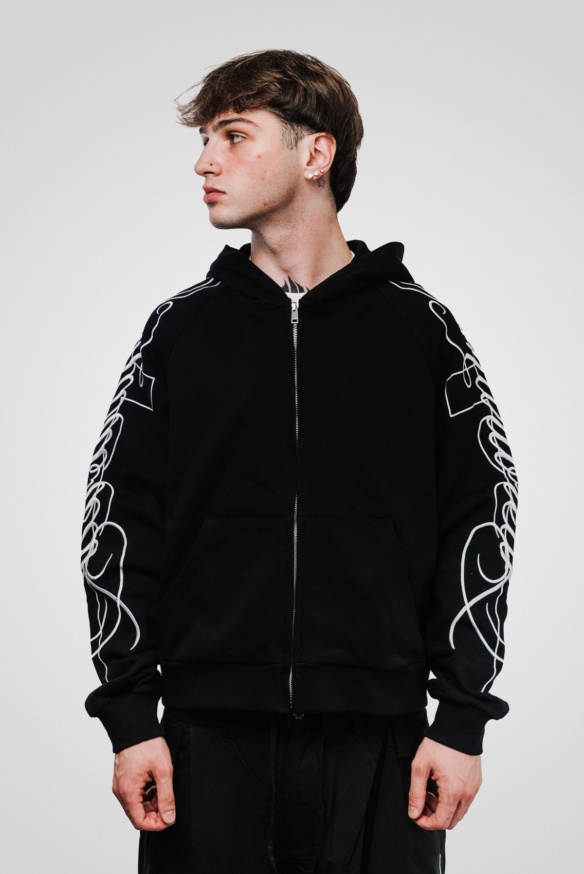 EMBROIDERED ITALICS WRITING BLACK HOODIE - Shoebuya Design