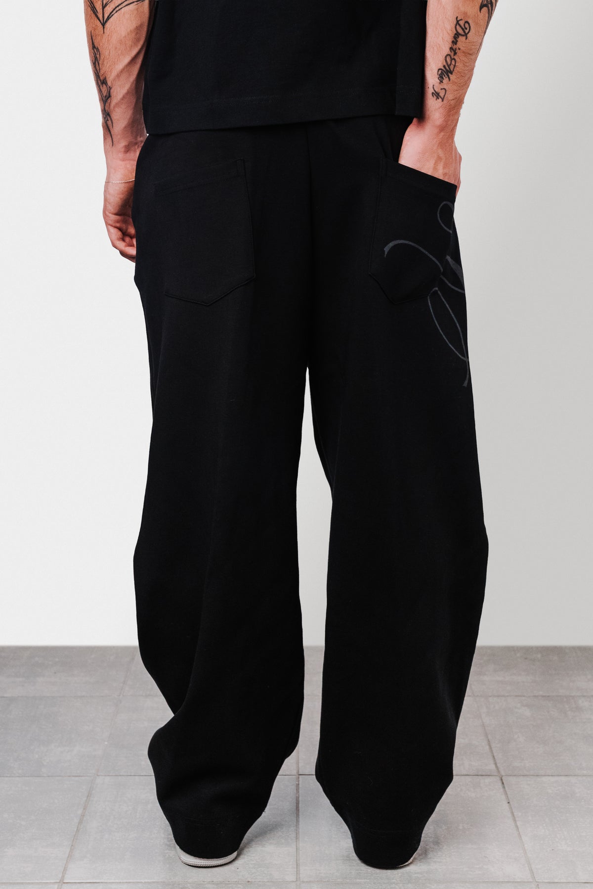 CLASSIC FIT DTG PRINTED BLACK SWEATPANTS - TheDoubleE