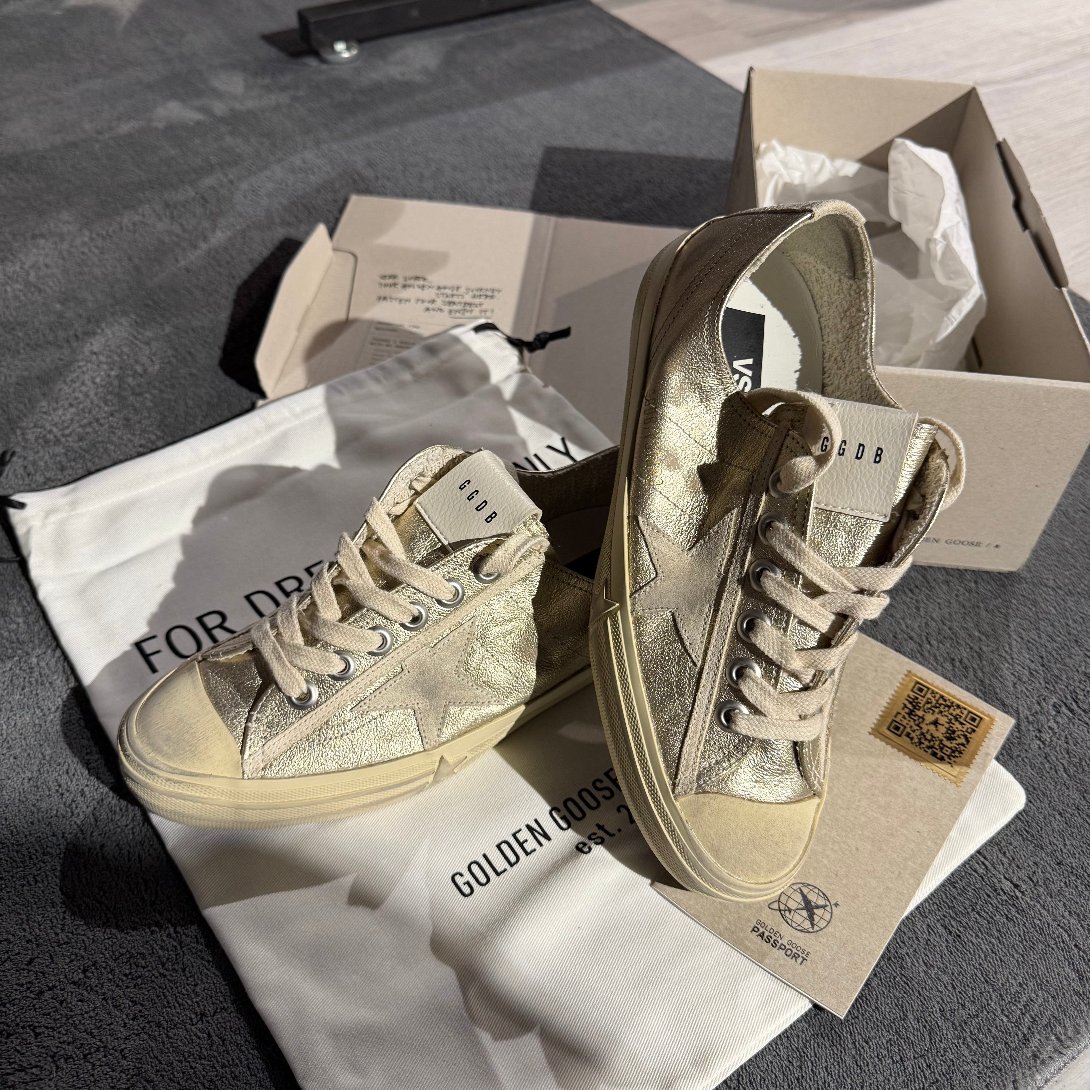 GOLDEN GOOSE V-STAR 2 GOLD