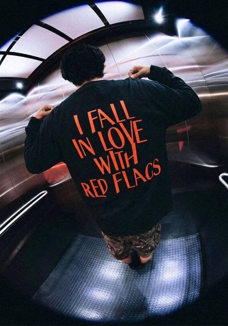 RED FLAGS BLACK BOXY LONGSLEEVE - TheDoubleE
