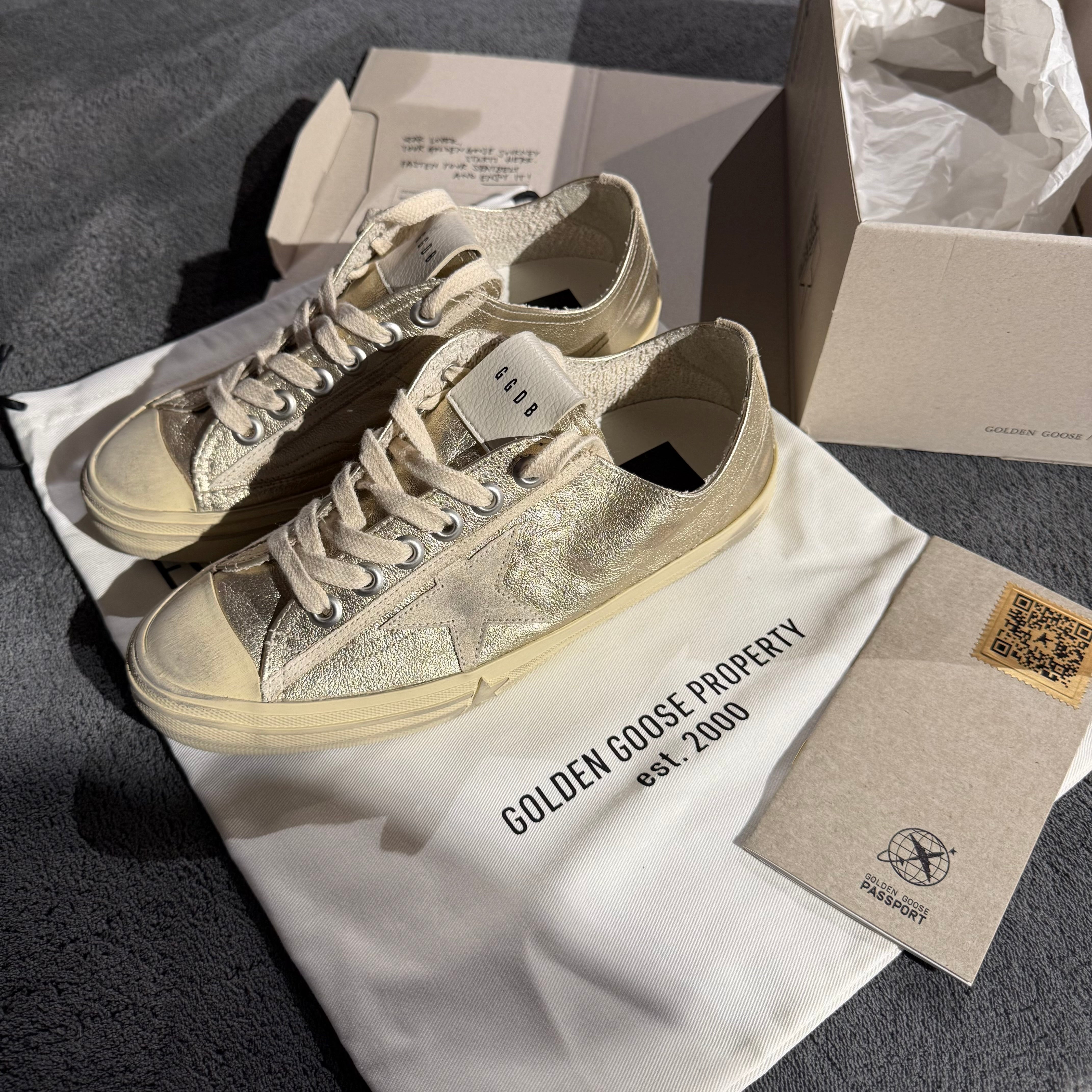 GOLDEN GOOSE V-STAR 2 GOLD