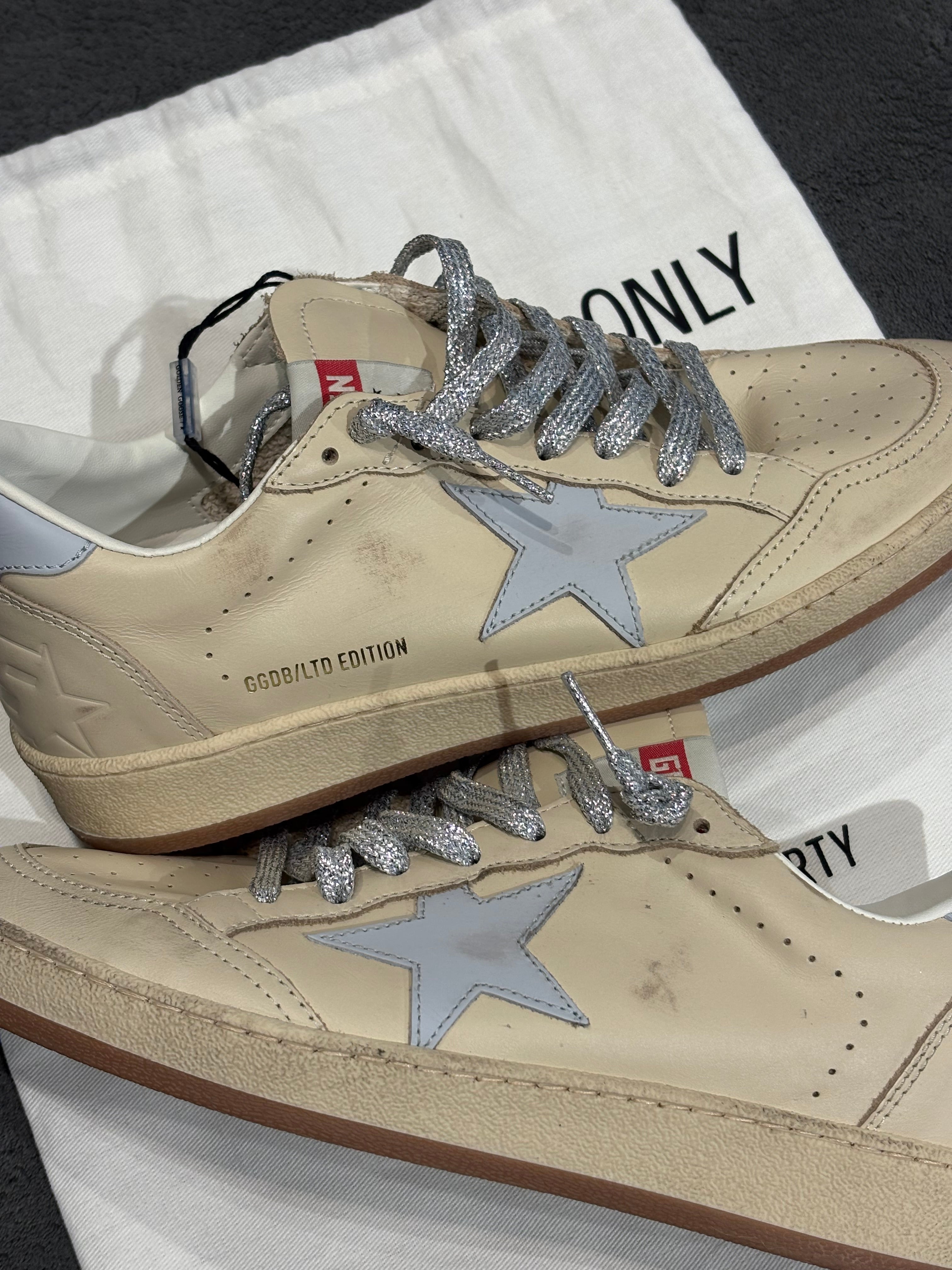 GOLDEN GOOSE BALLSTAR IN PELLE CREAM E STELLA BABY BLUE