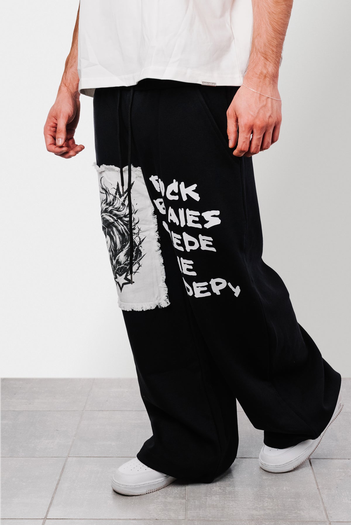 HORSE PATCH BLACK SWEATPANTS - Shoebuya Design