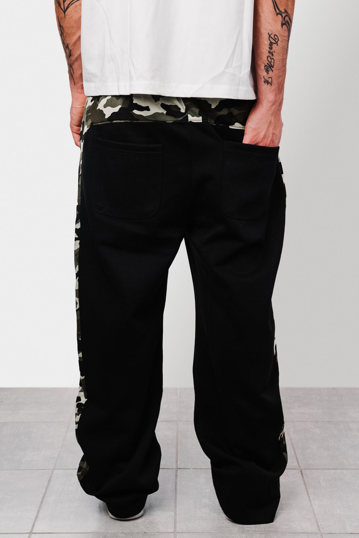 CAMO WAIST BLACK SWEATPANTS - Shoebuya Design
