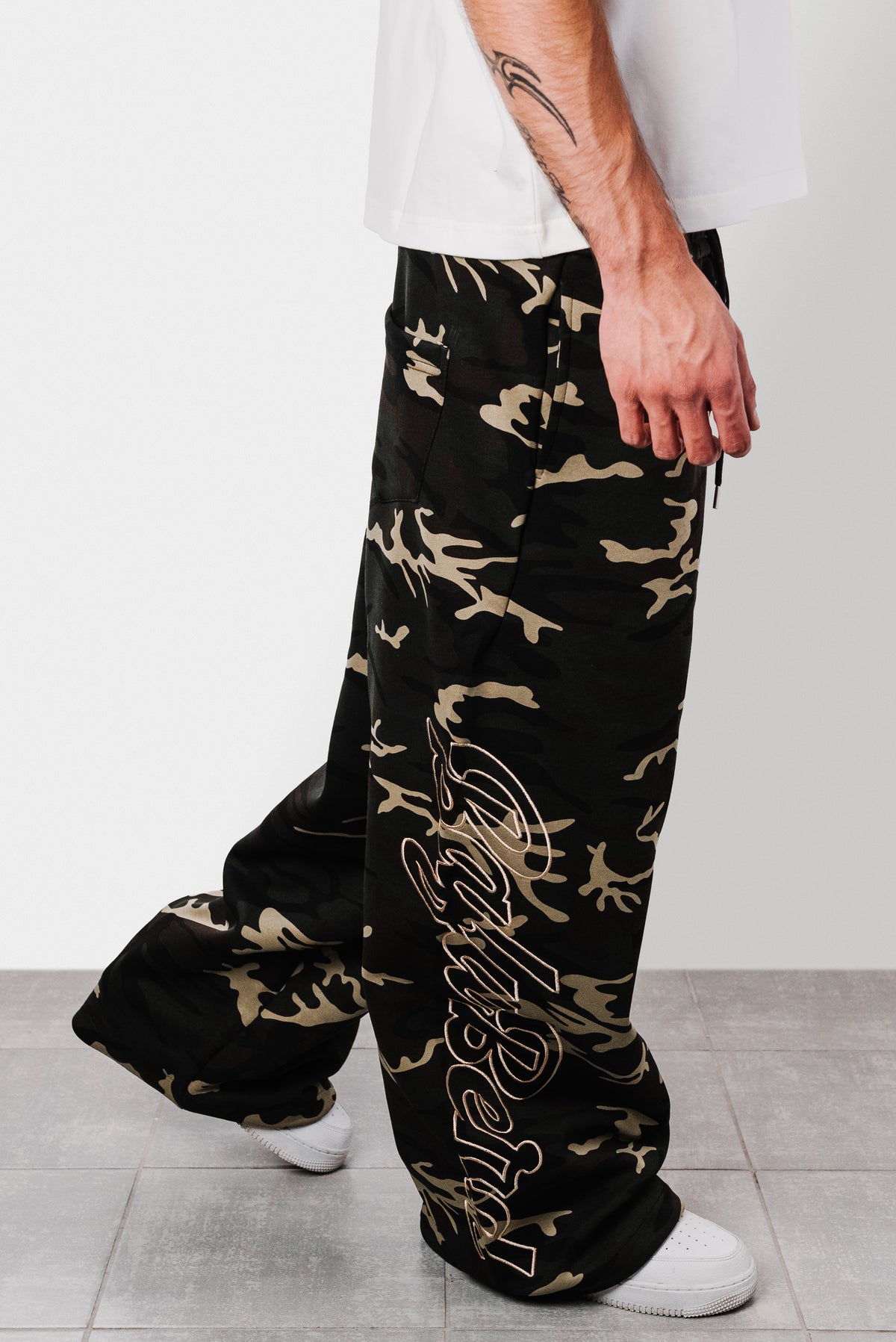 EMBROIDERED DRAGON CAMO SWEATPANTS - Shoebuya Design