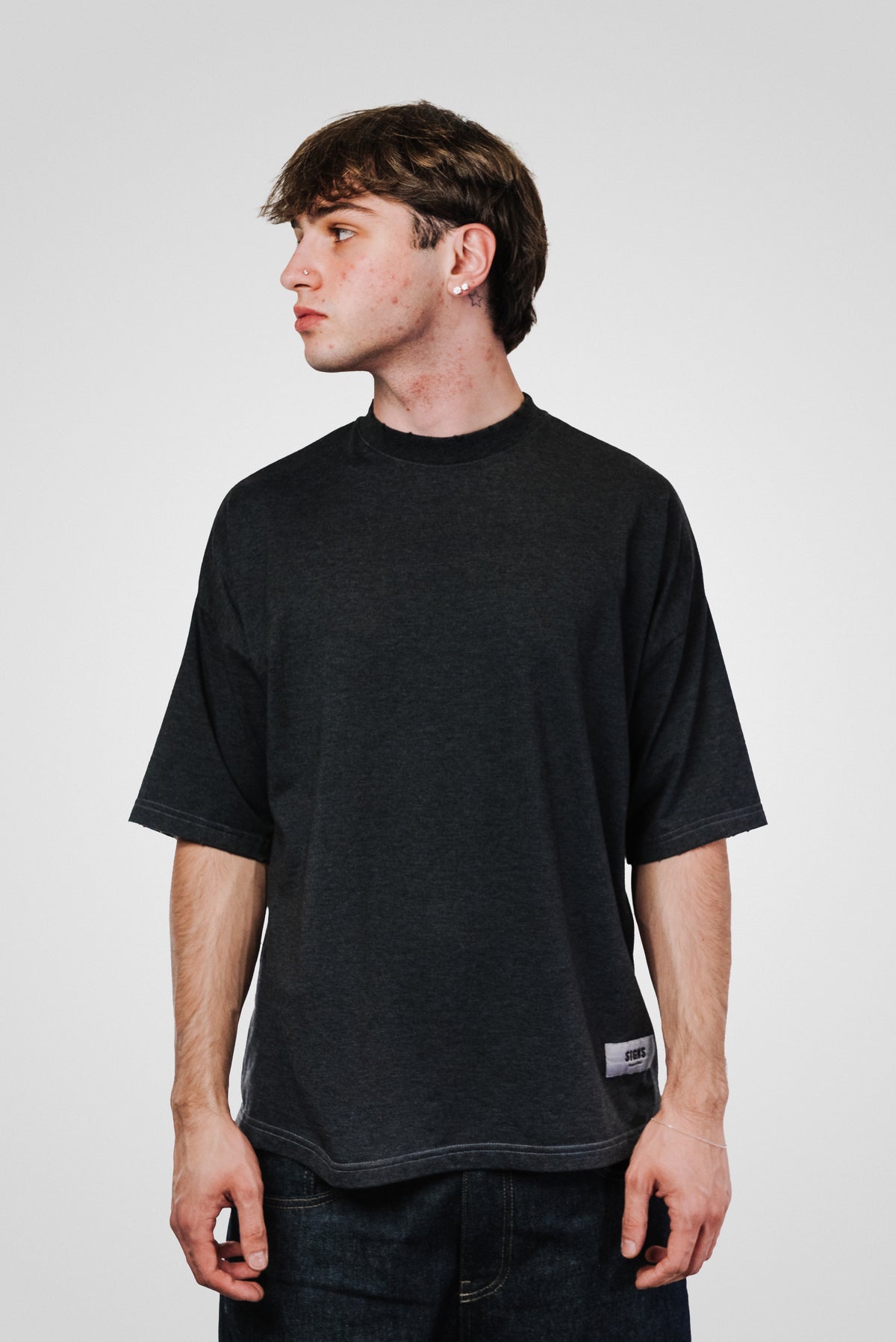 GLITTER TEXT ANTRACITE TEE - Signs Brand