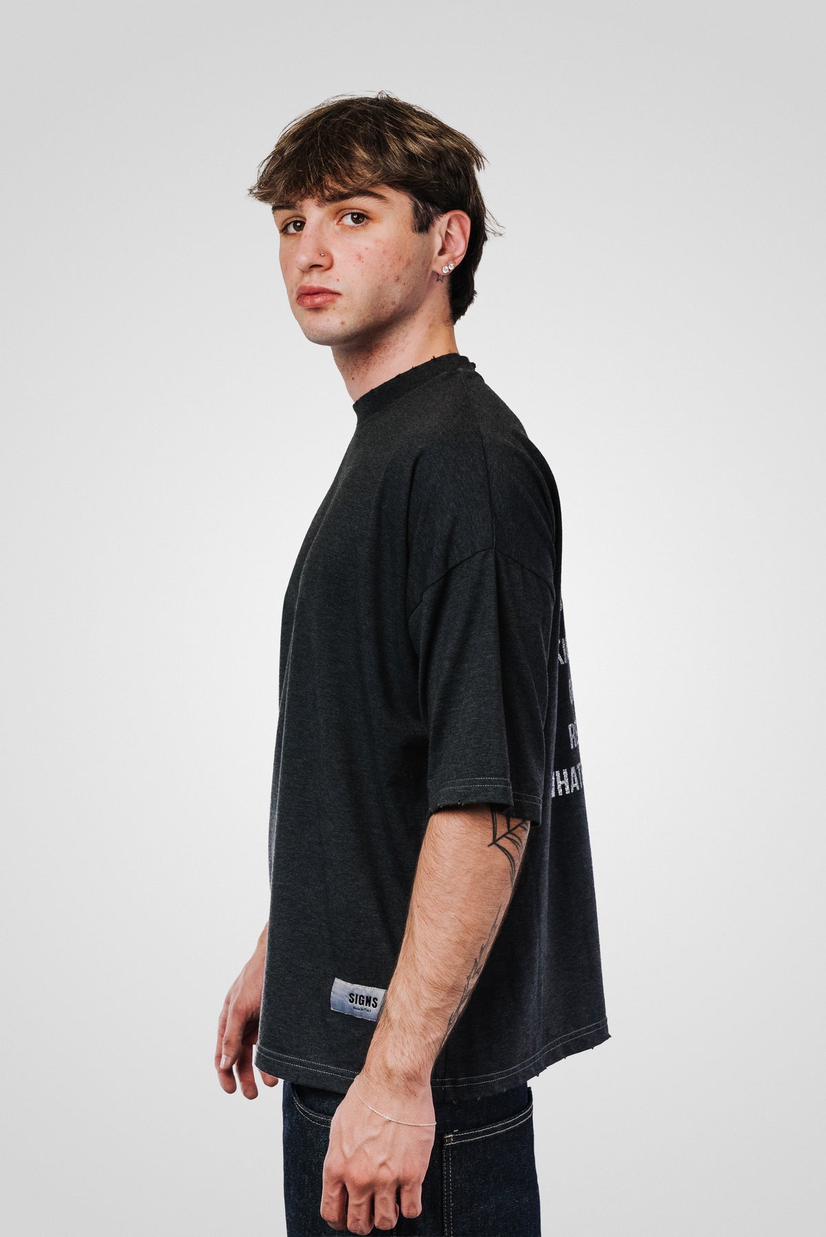GLITTER TEXT ANTRACITE TEE - Signs Brand