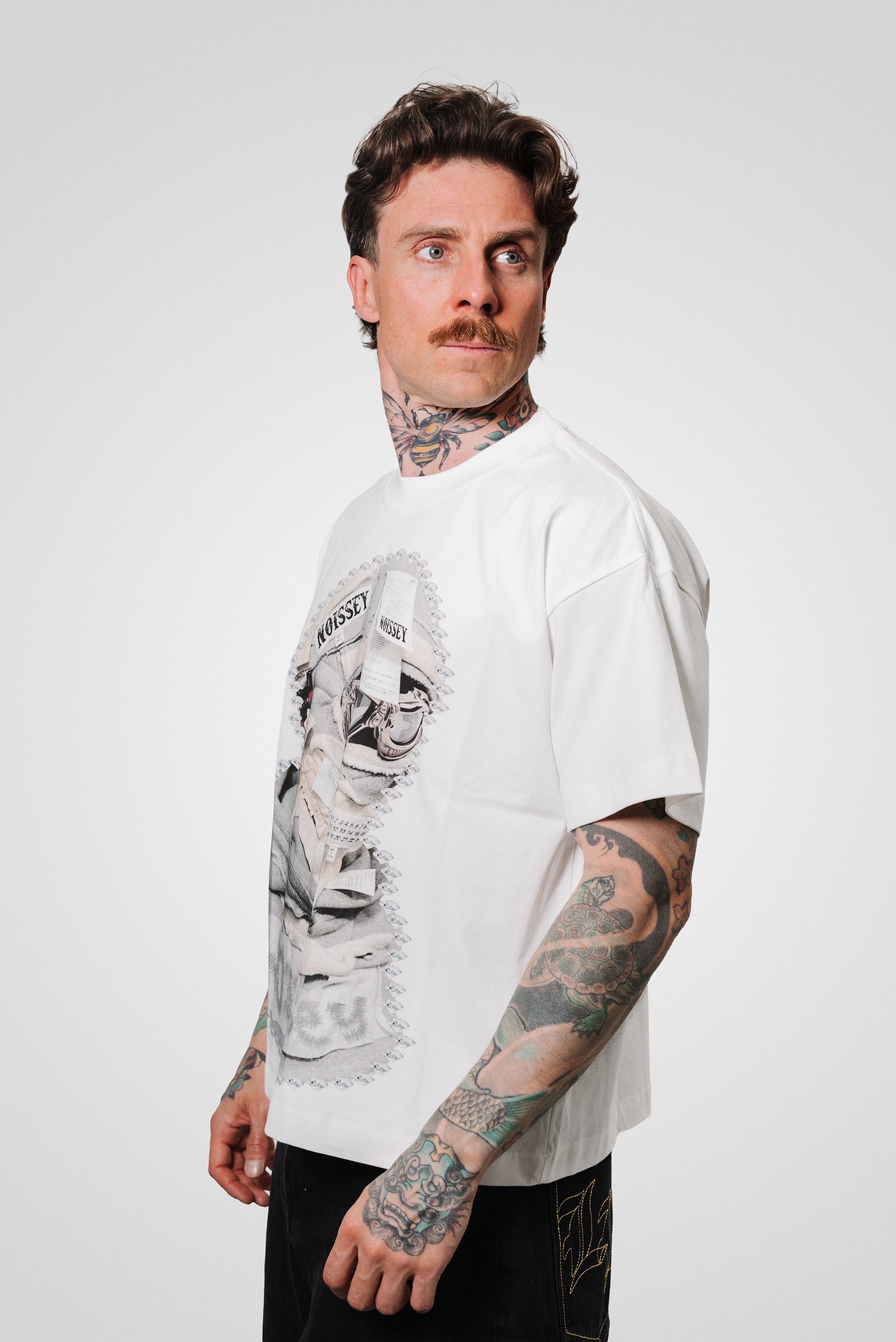 DESERT MASK WHITE BOXY TEE - Noissey Brand