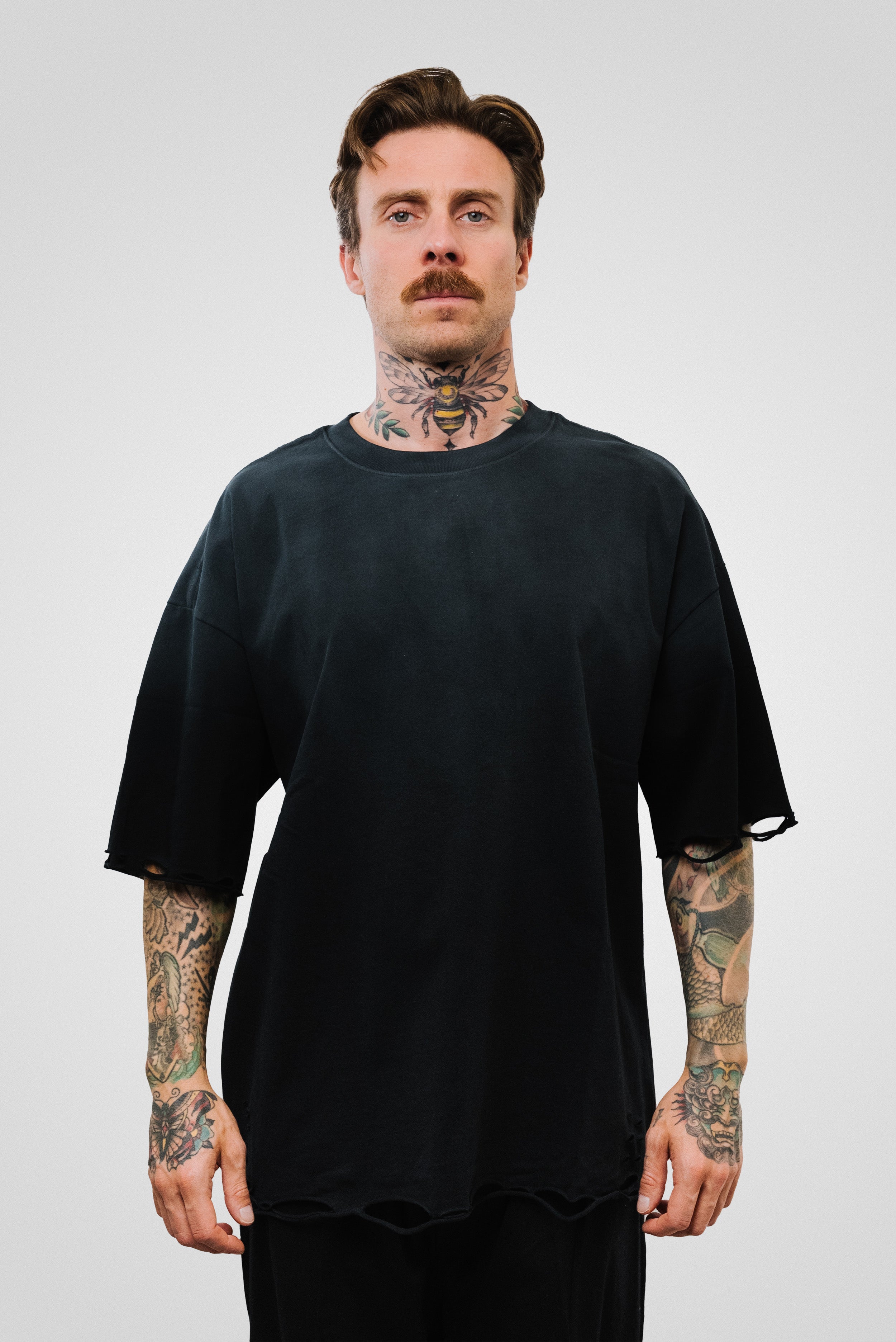 HOLED TEE BLACK - QYB