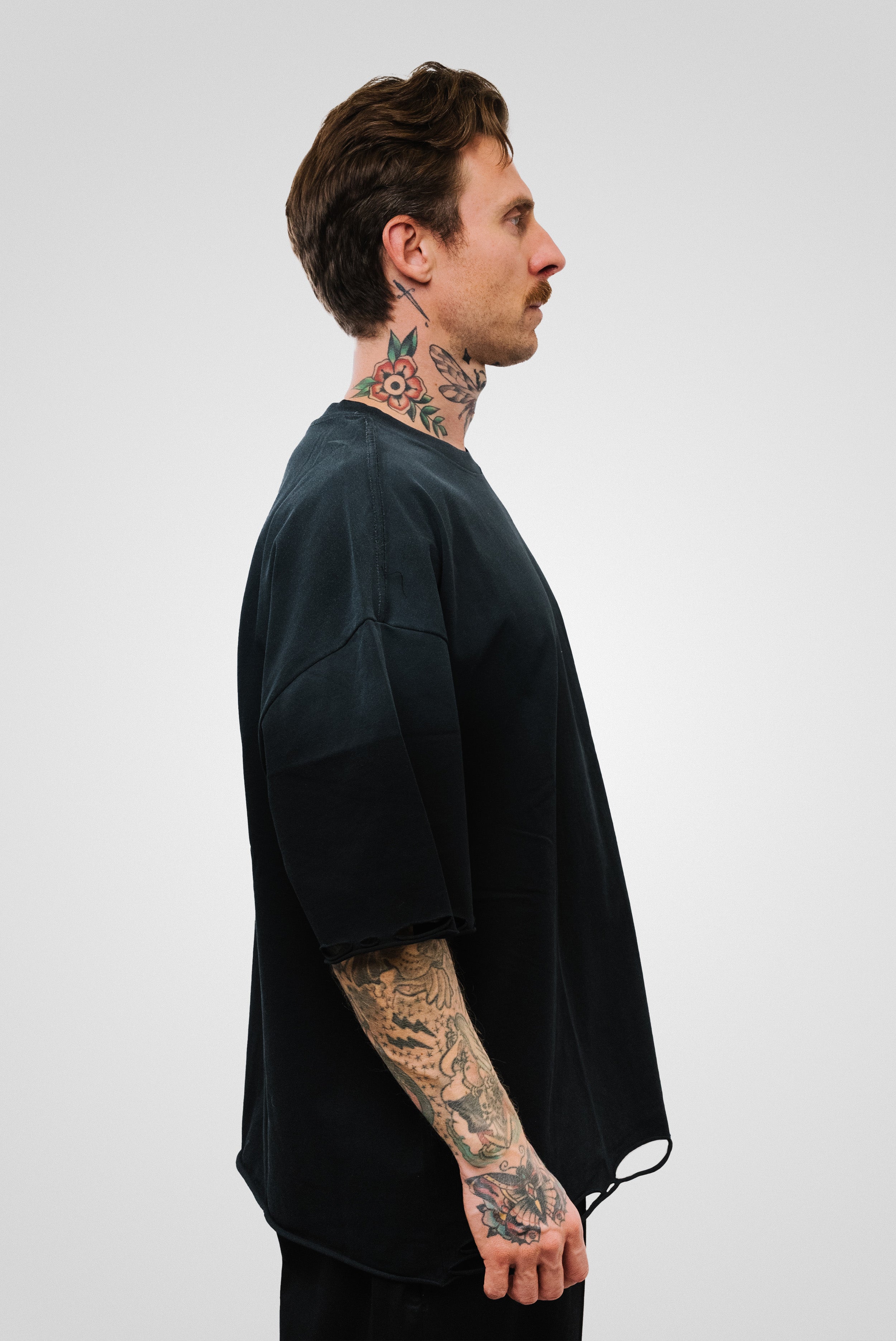 HOLED TEE BLACK - QYB