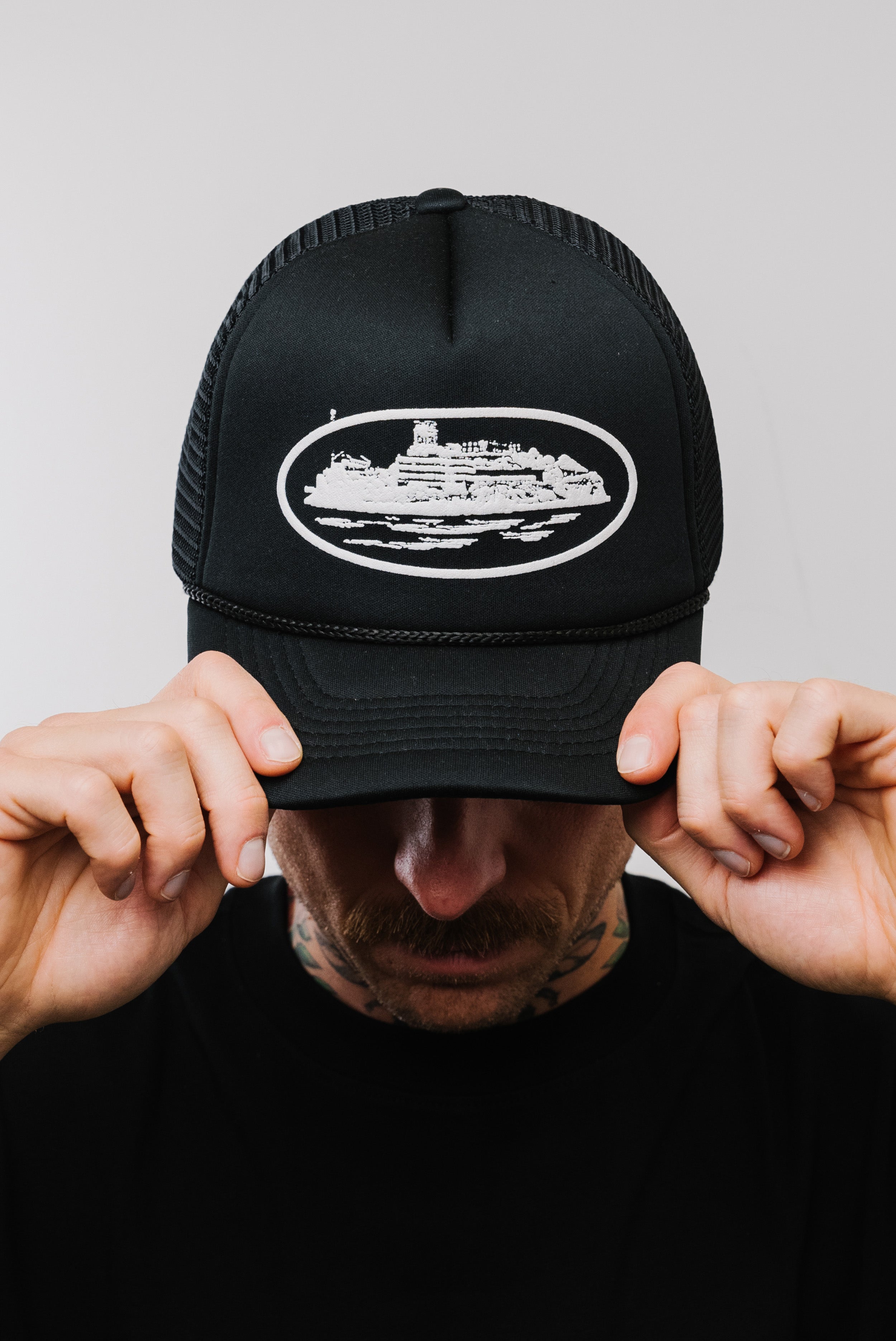 CORTEIZ ALCATRAZ PREMIUM PUFF PRINT TRUCKER HAT WHITE