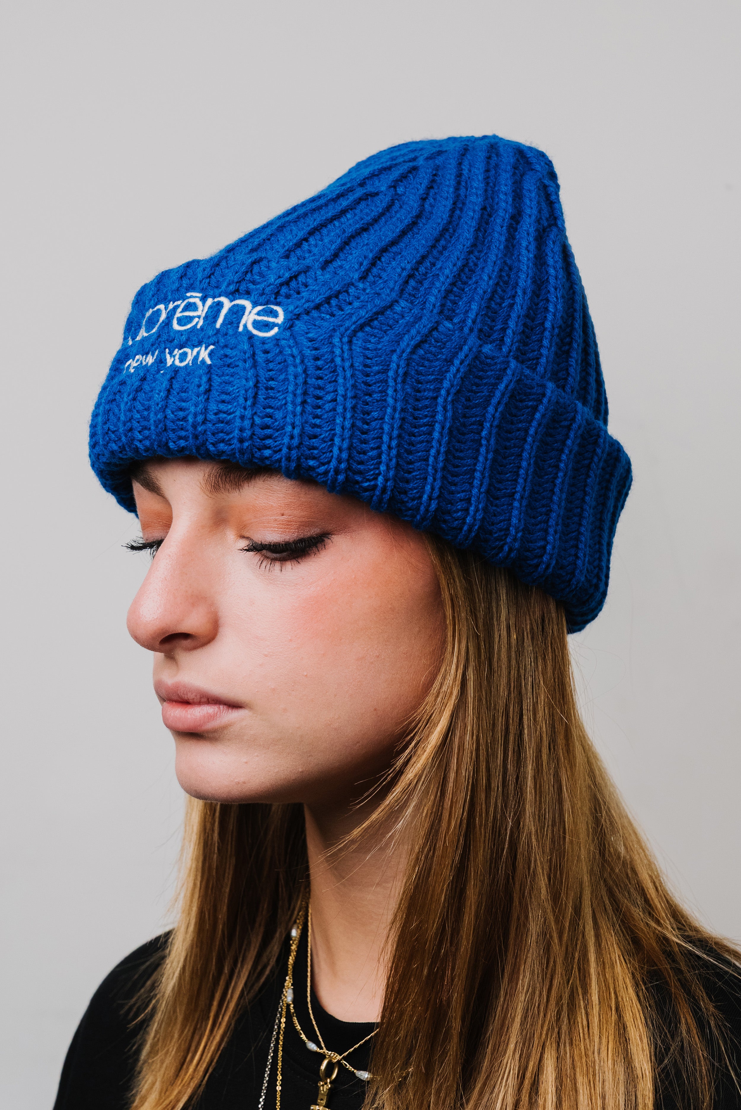 SUPREME CHUNKY RIB LOGO BEANIE ROYALE