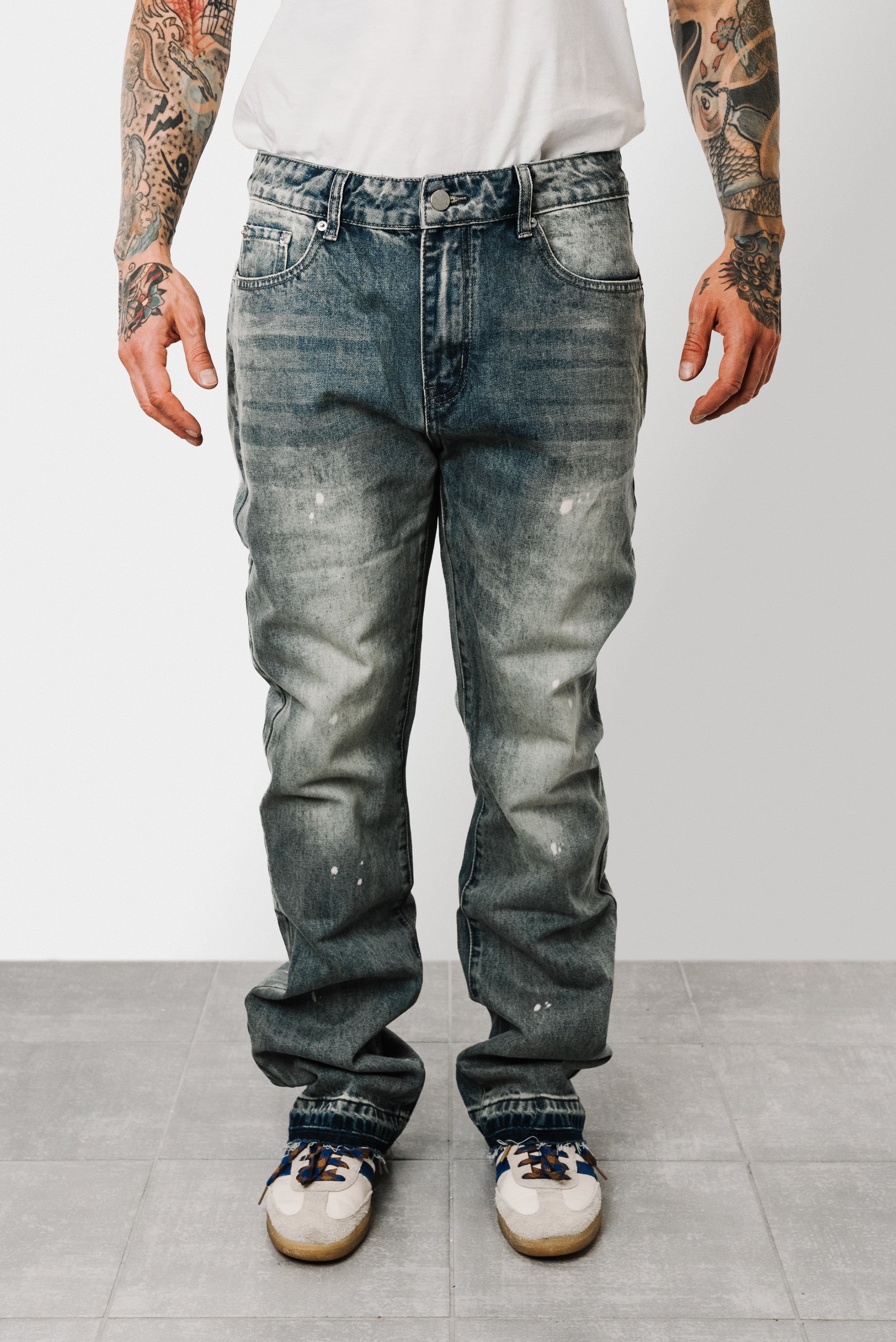 TORN AT THE BOTTOM BLUE JEANS - Replacement Brand