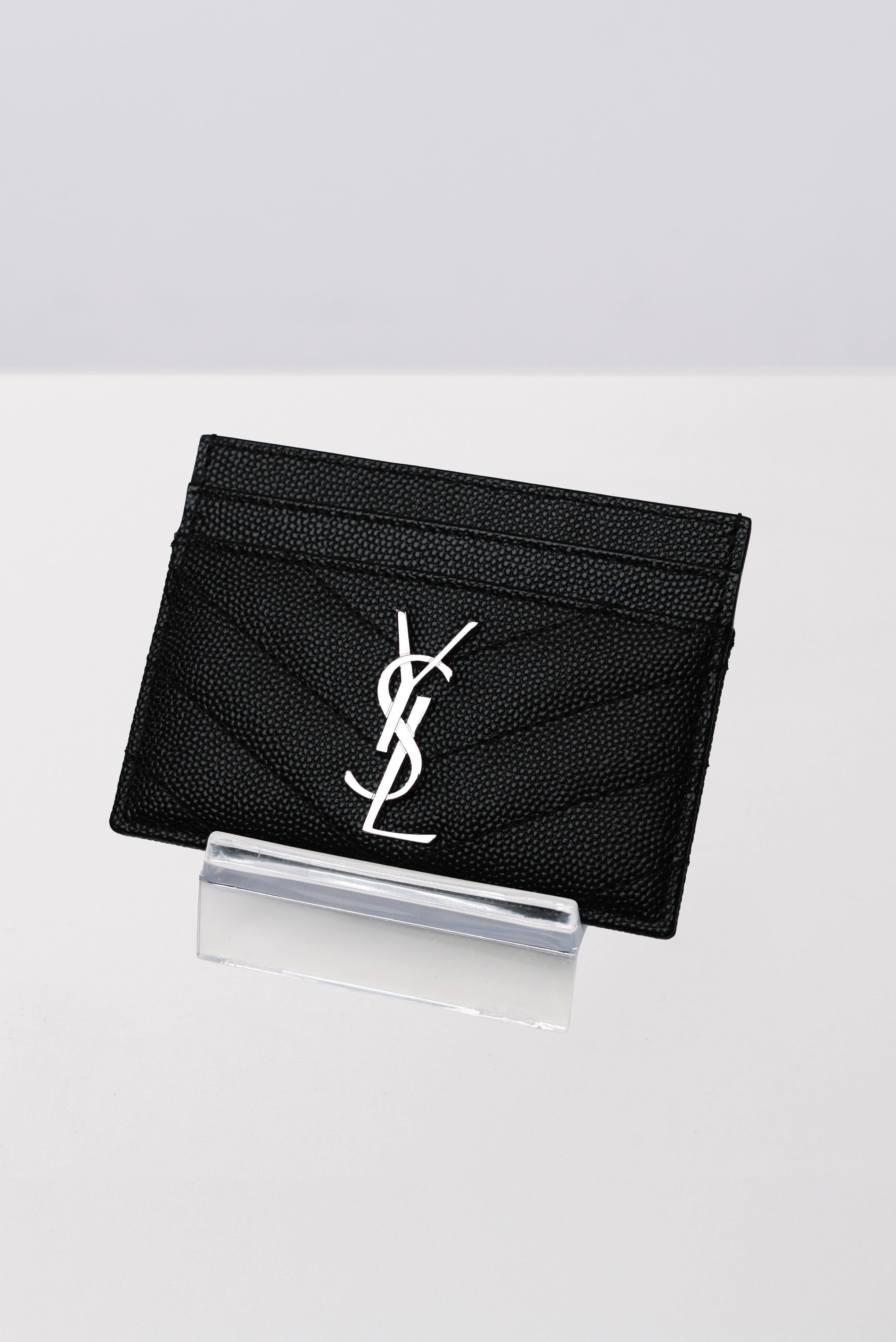 CASSANDRE MATELASSÉ PORTA CARTE IN PELLE GOFFRATA GRAIN DE POUDRE BLACK/SILVER - Yves Saint Laurent