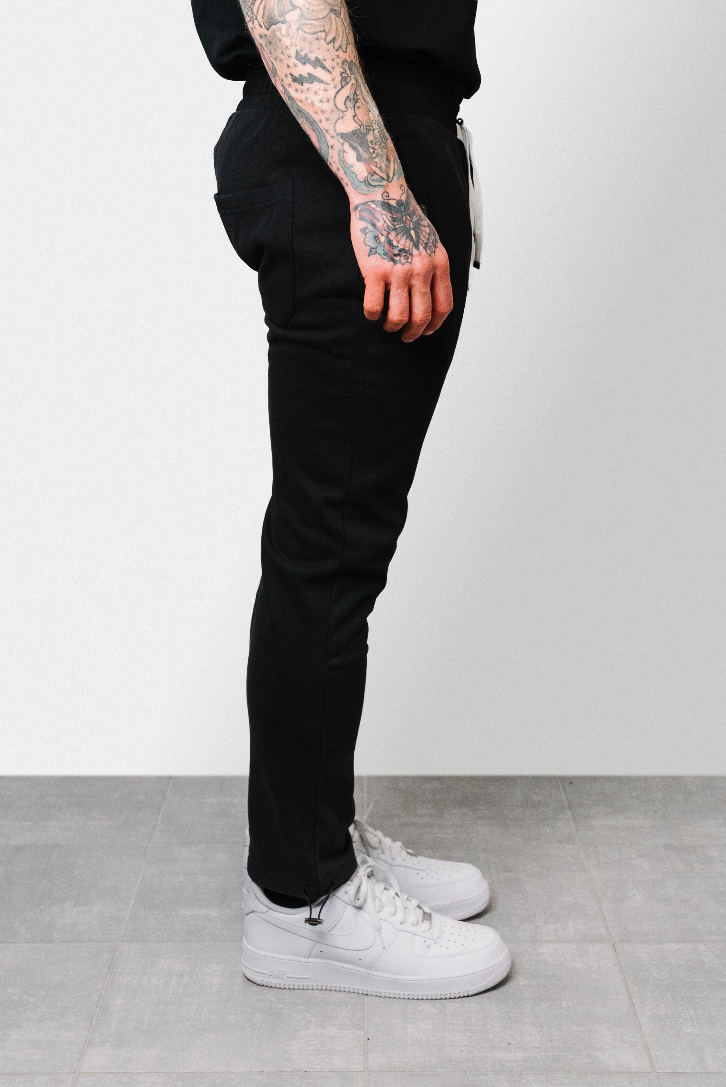 JOGGER CLASSIC LOGO NERO - We Are All Ash