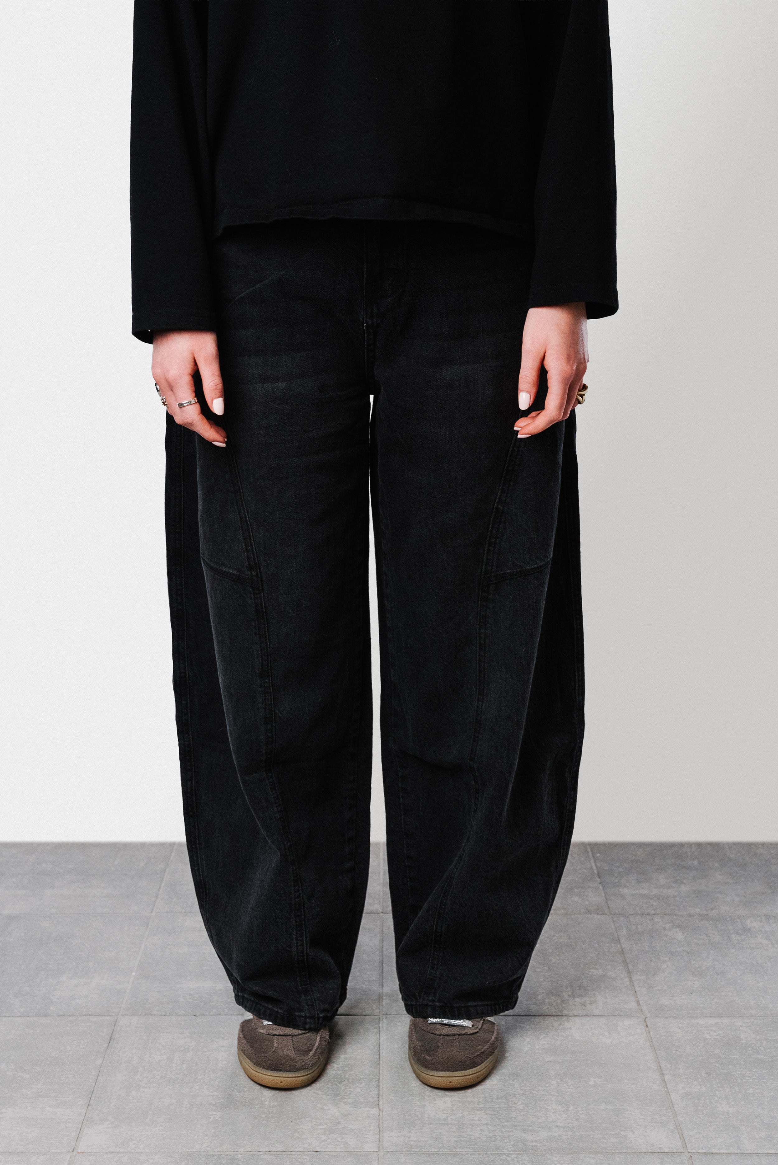 EASY BALLOON WOMEN BLACK JEANS - Shoebuya Design