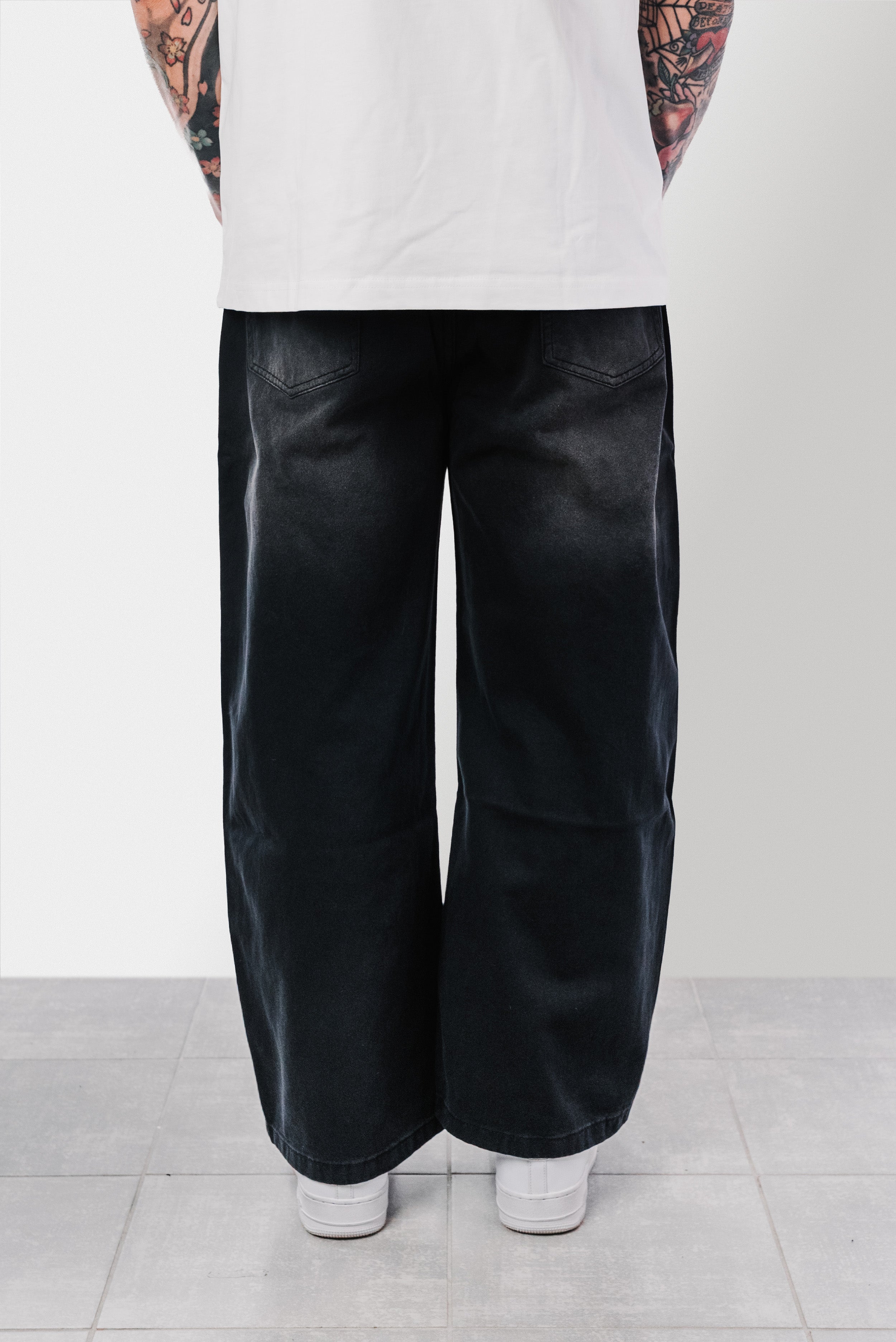 STRIADE BASIC BAGGY BLACK JEANS