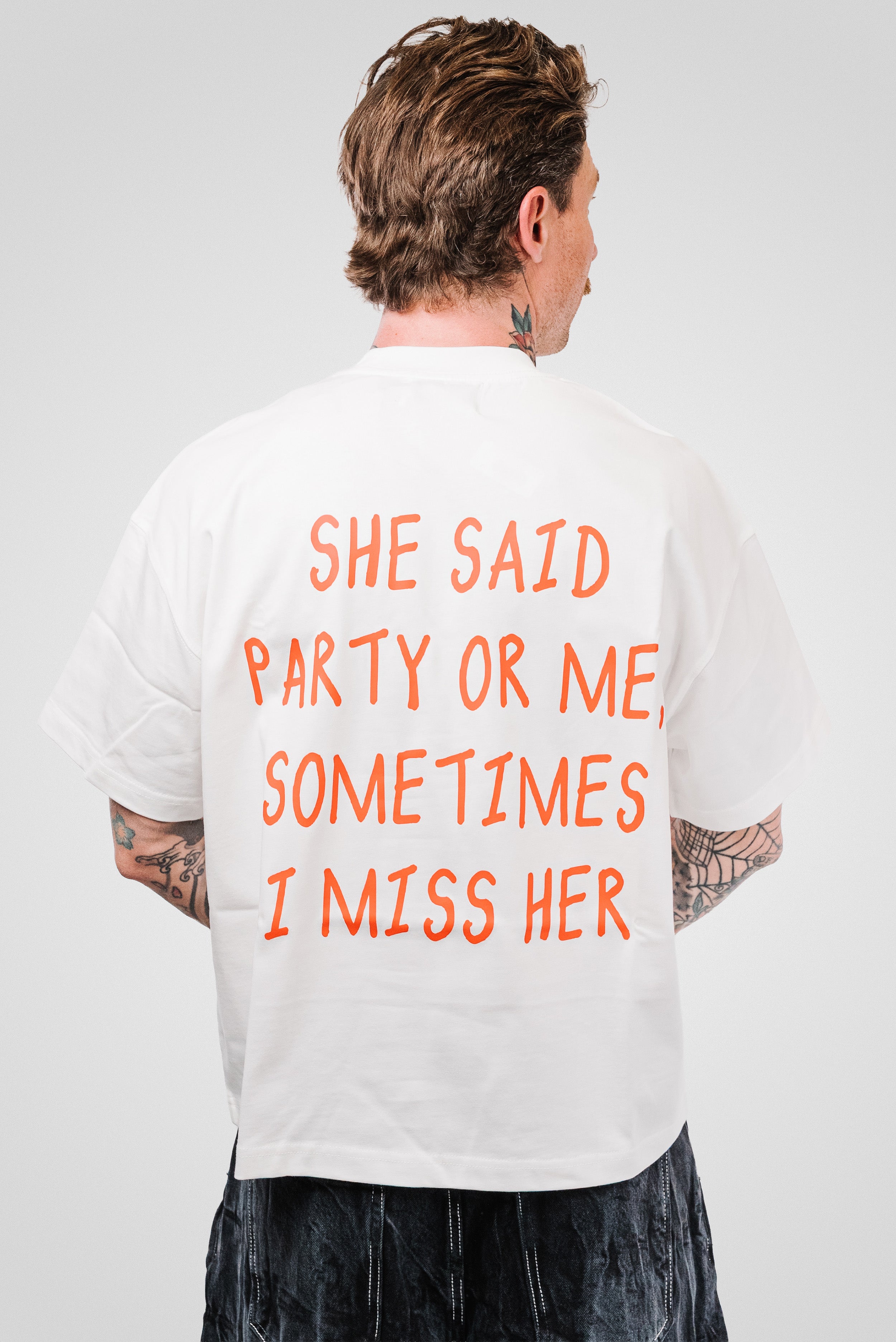 PARTY OR ME BOXY TEE WHITE - TheDoubleE