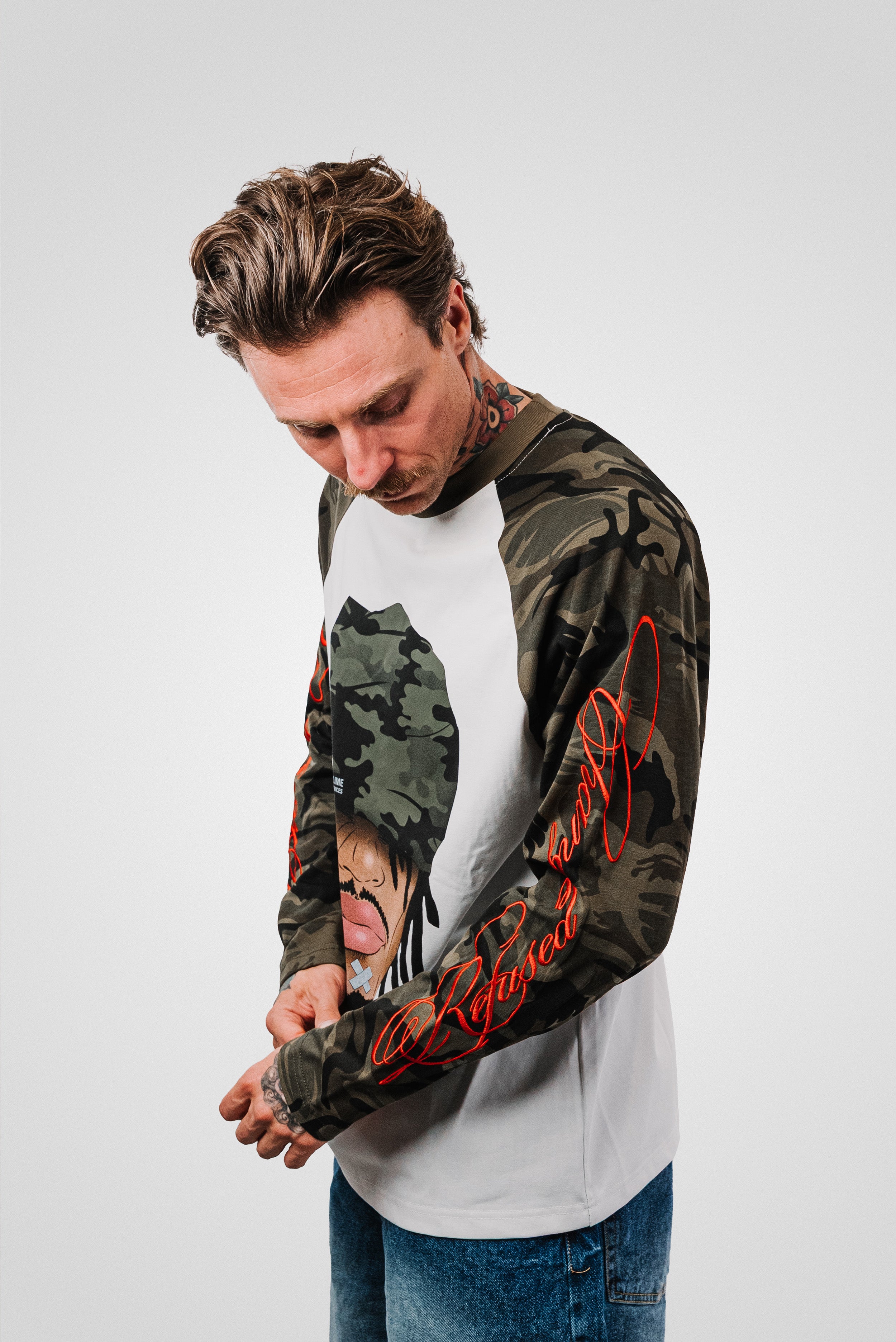 EMBROIDERED SLEEVE CAMO FACE LONGSLEEVE WHITE - Shoebuya Design