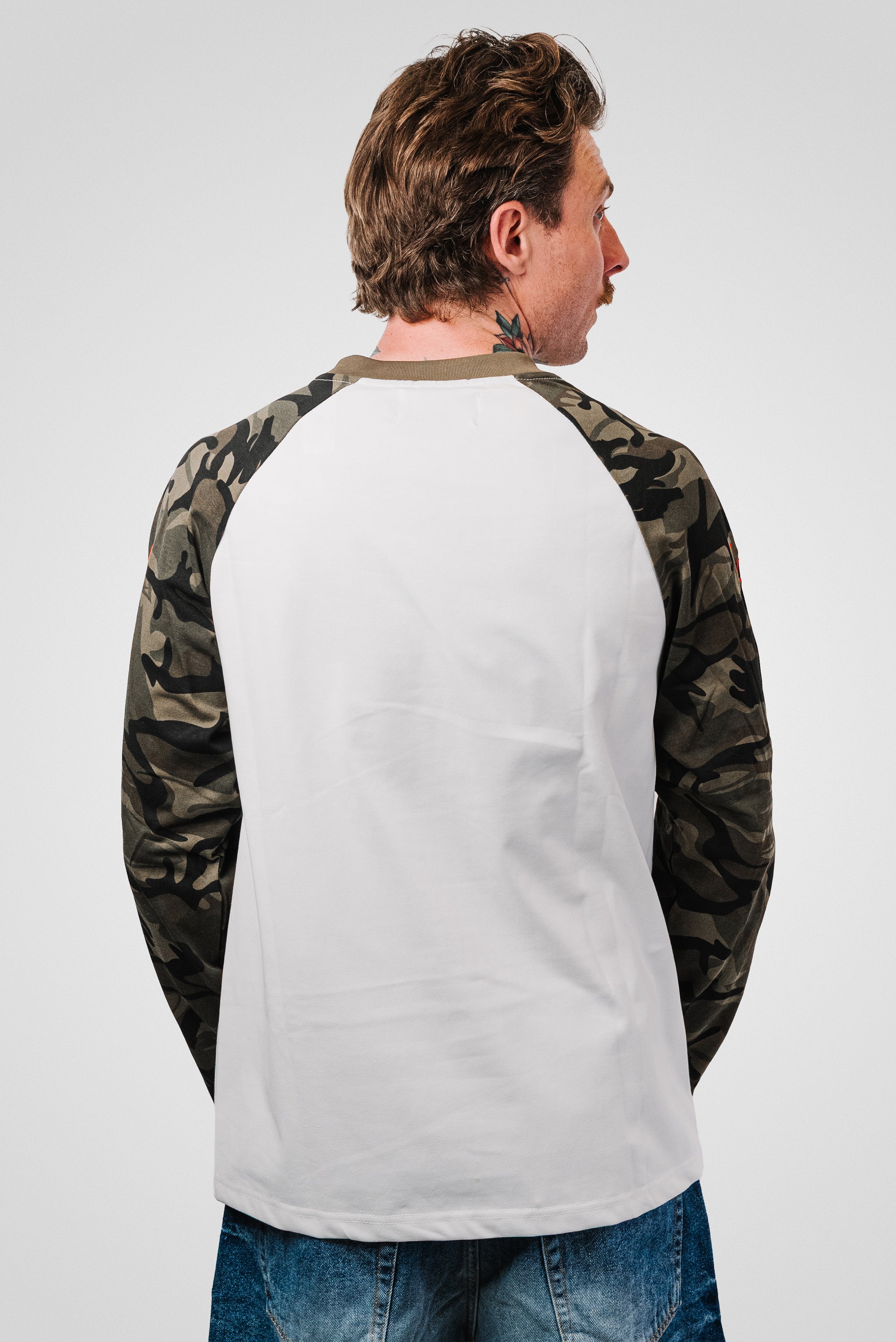 EMBROIDERED SLEEVE CAMO FACE LONGSLEEVE WHITE - Shoebuya Design