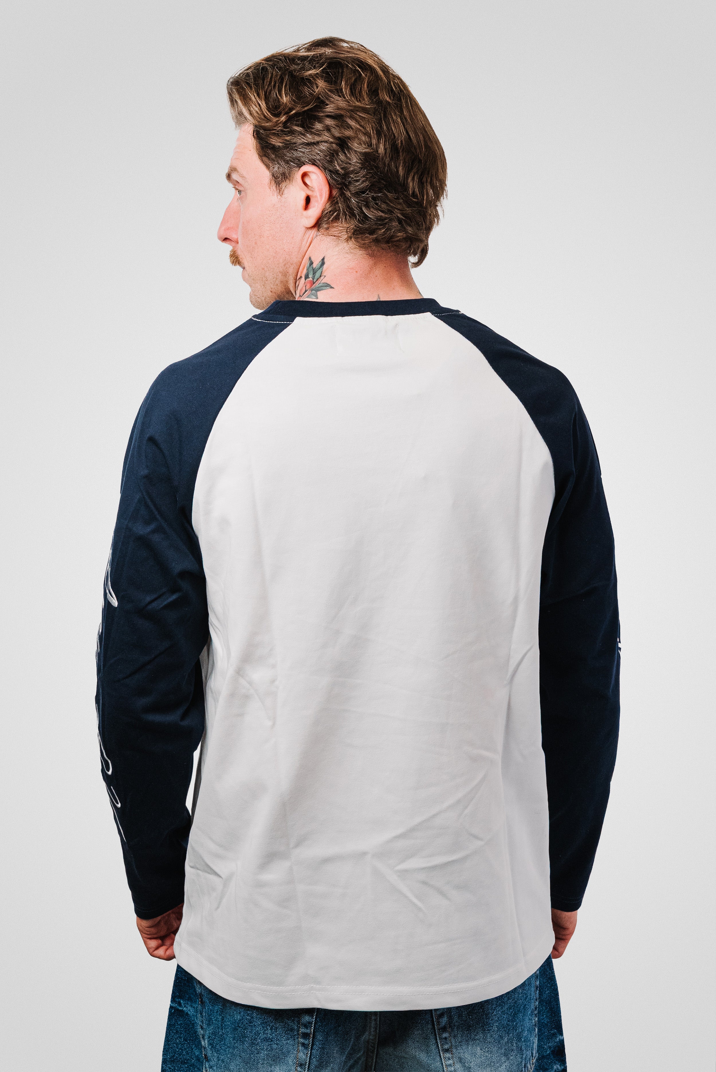 EMBROIDERED SLEEVE NAVY LONGSLEEVE WHITE - Shoebuya Design