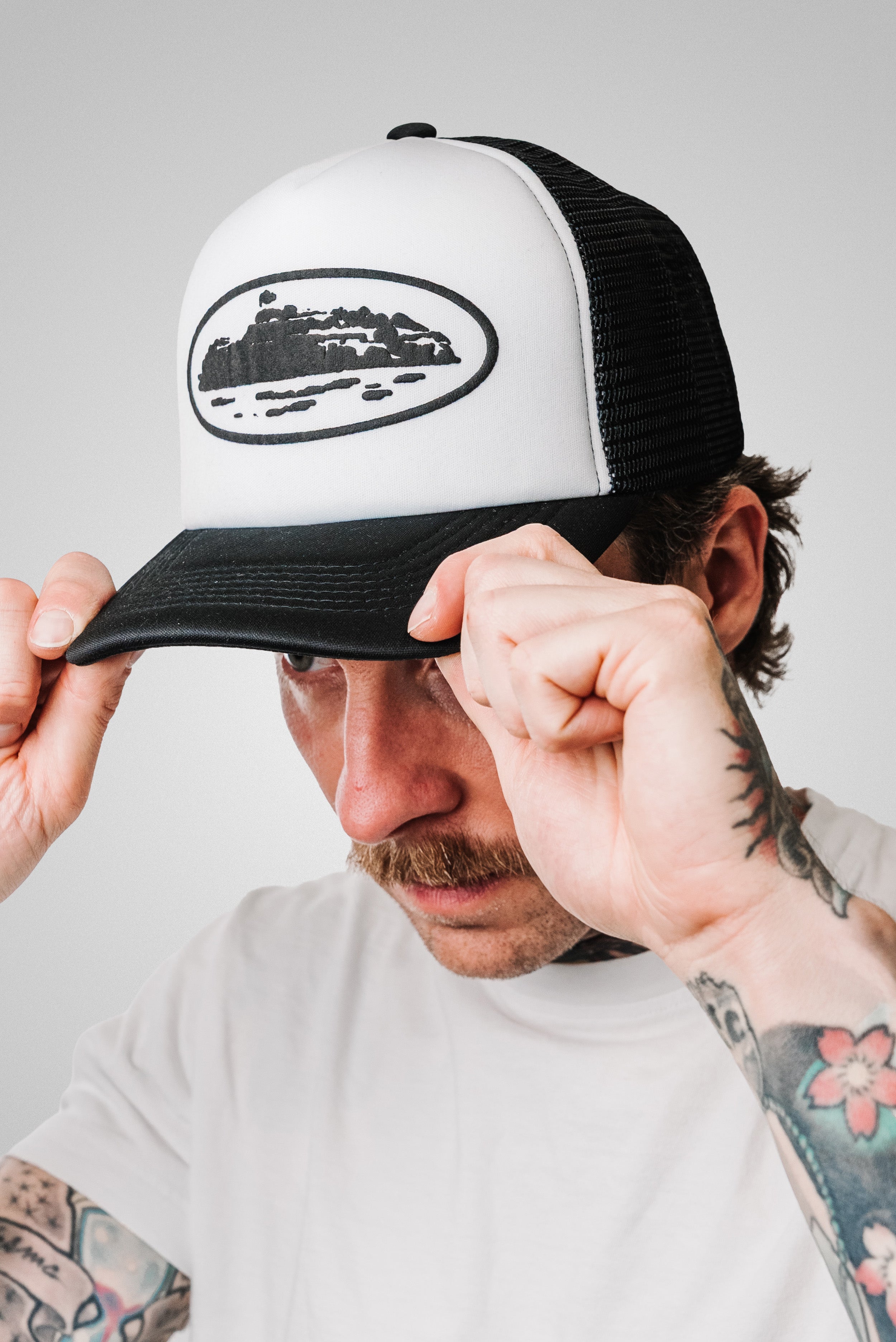 CORTEIZ ALCATRAZ PREMIUM PUFF PRINT TRUCKER HAT WHITE