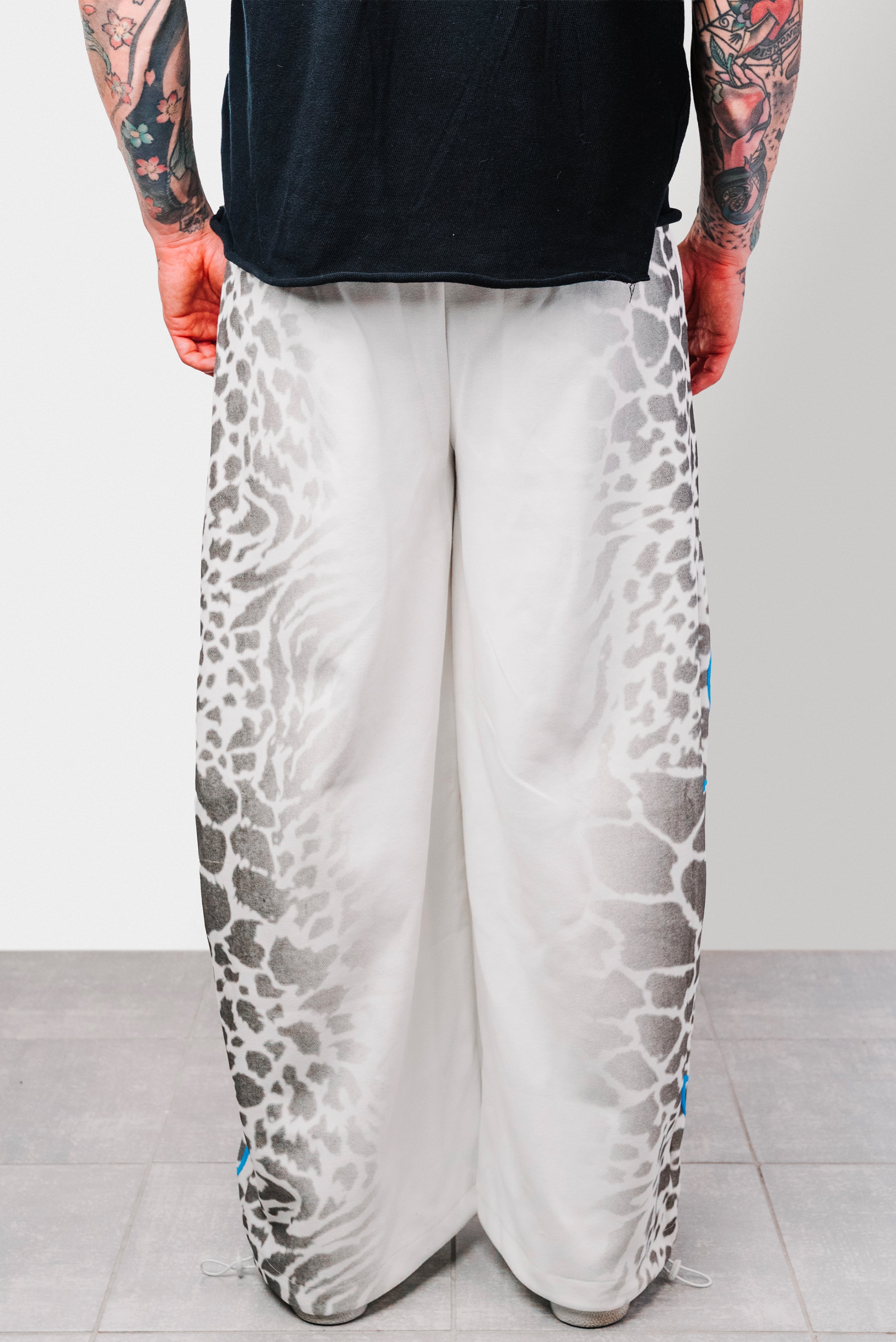 LEOPARD EMBROIDERED WHITE PANTS - Shoebuya Design