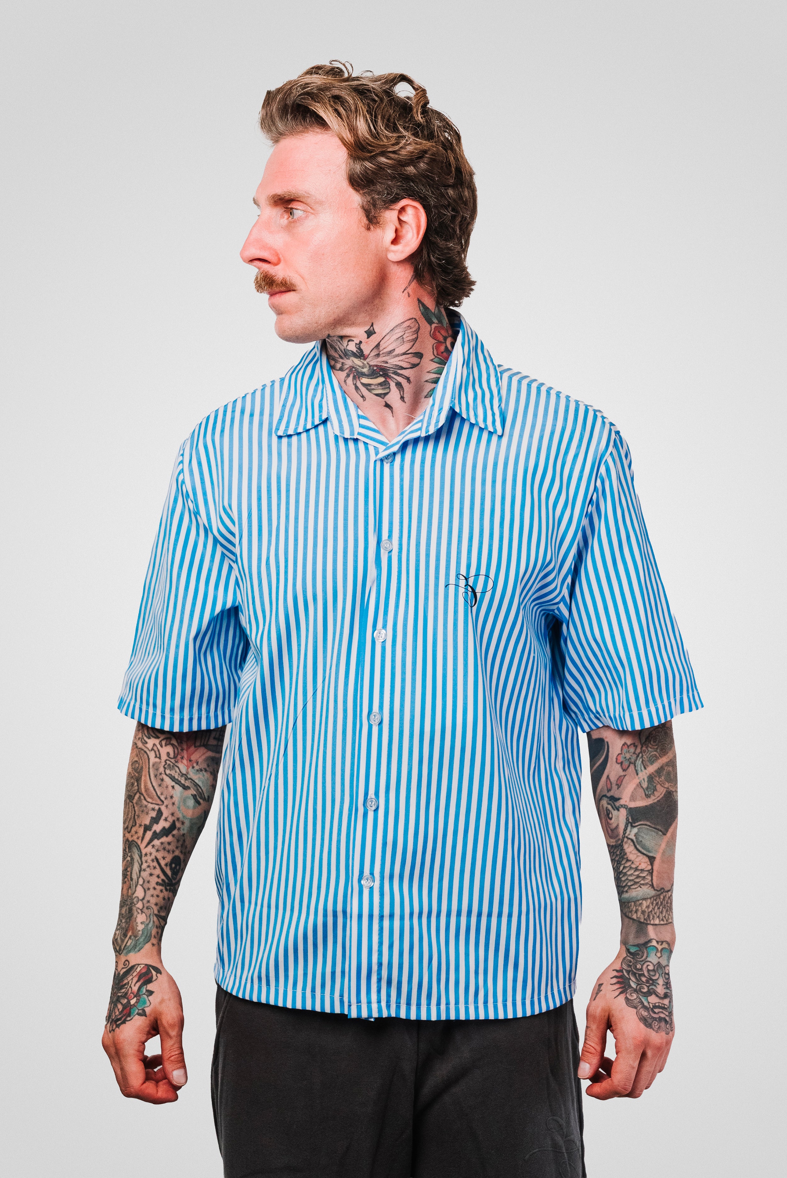 & LOGO LINE BASIC BLUE SHIRT - TheDoubleE