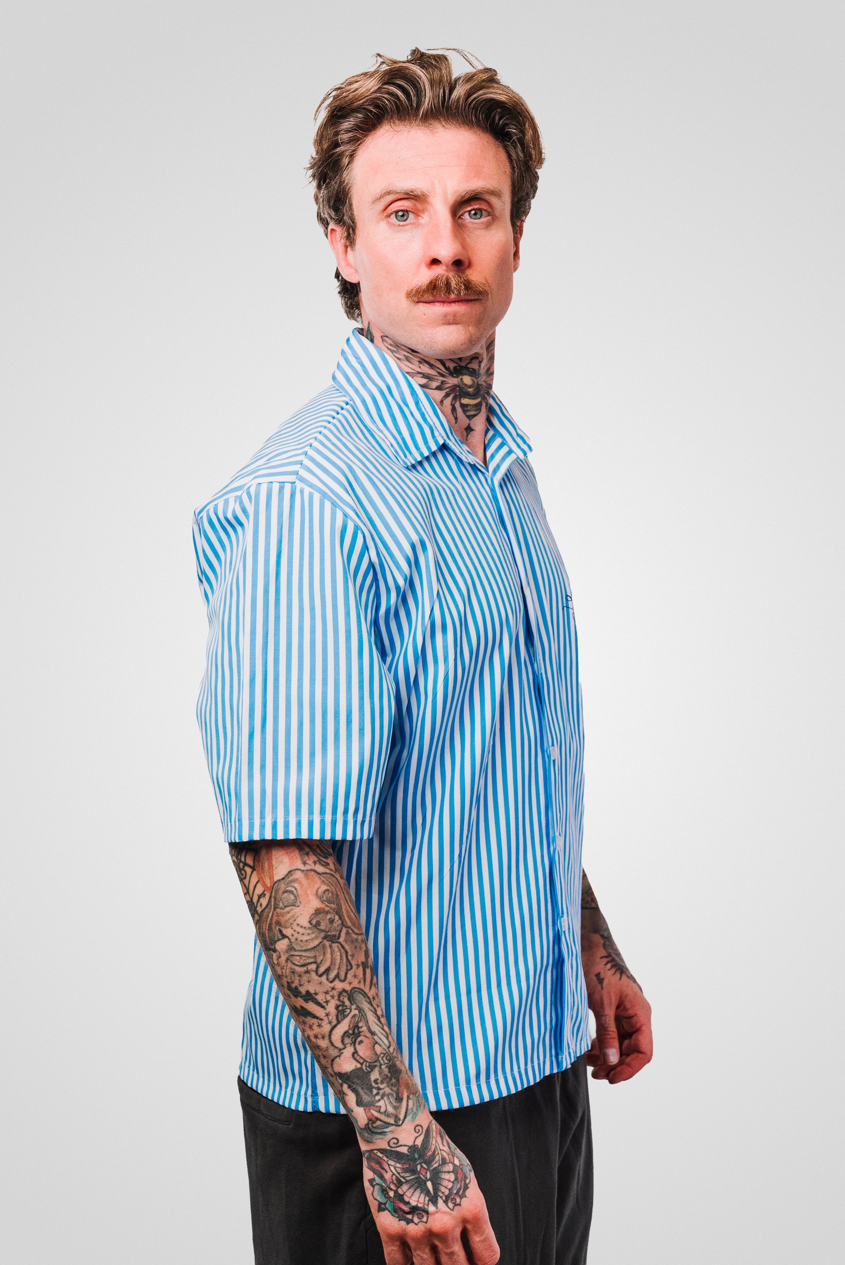 & LOGO LINE BASIC BLUE SHIRT - TheDoubleE