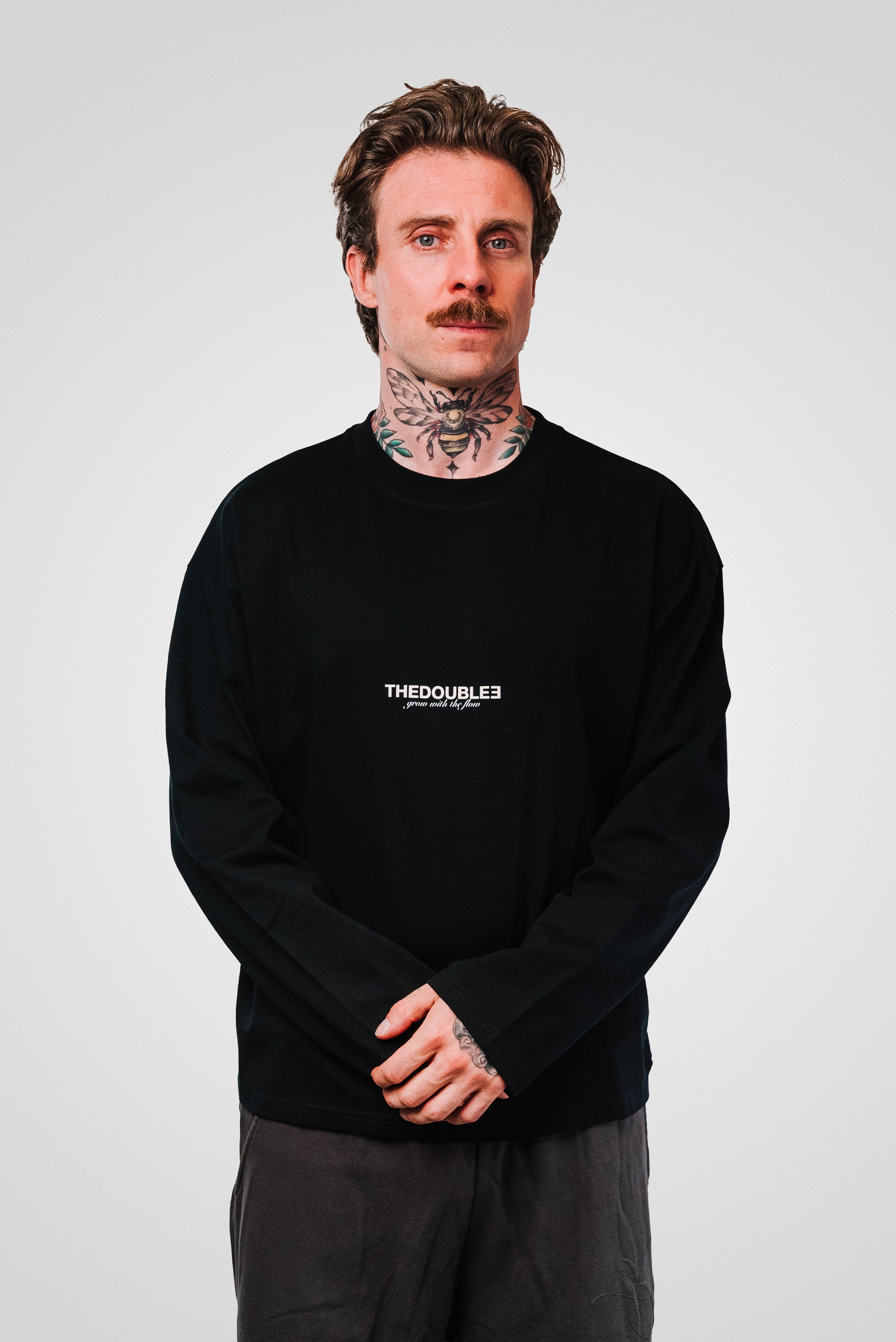 ITALICS LOGO BLACK BOXY LONGSLEEVE - TheDoubleE
