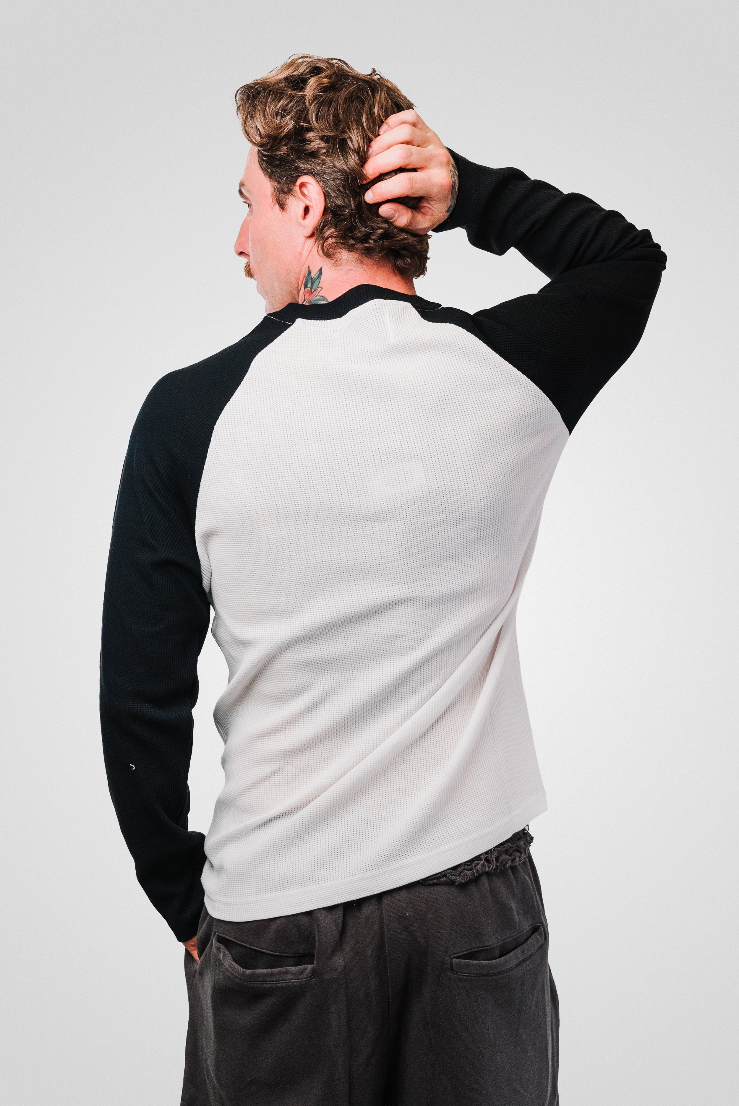 EMBROIDERED LONGSLEEVE WHITE/BLACK - Shoebuya Design