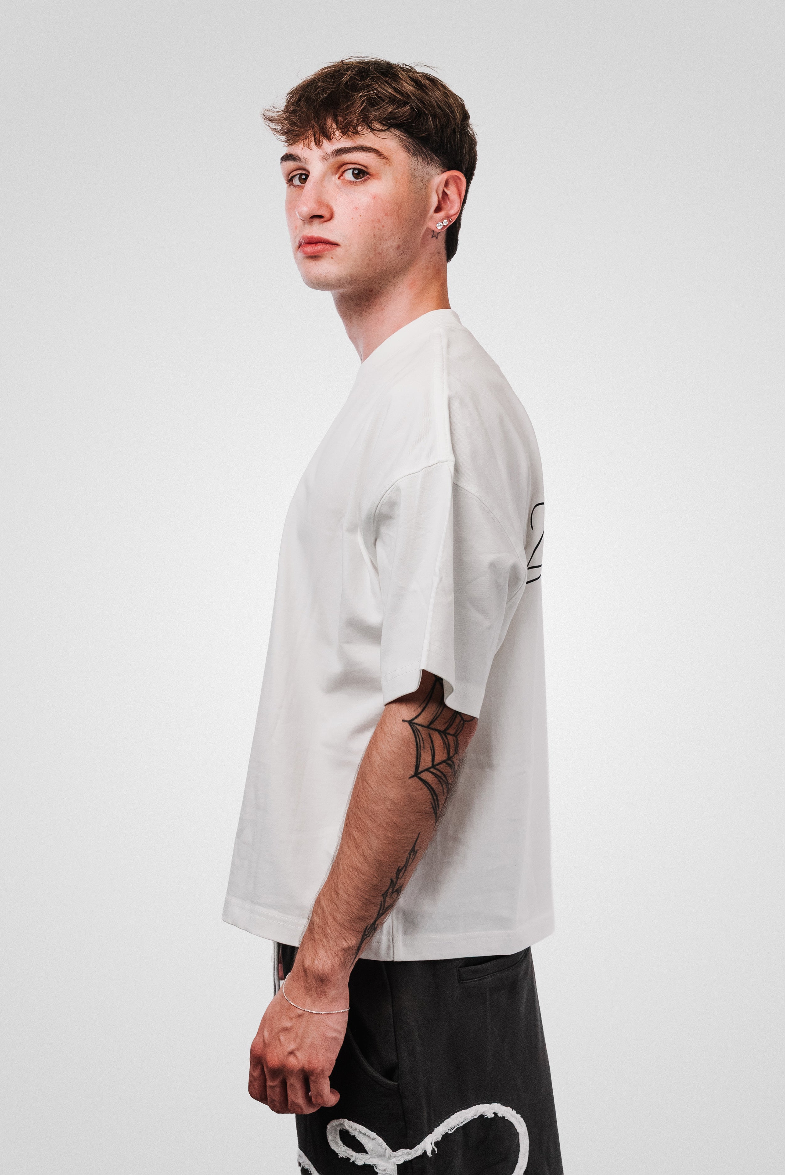 SIGNATURE LOGO WHITE BOXY TEE - TheDoubleE
