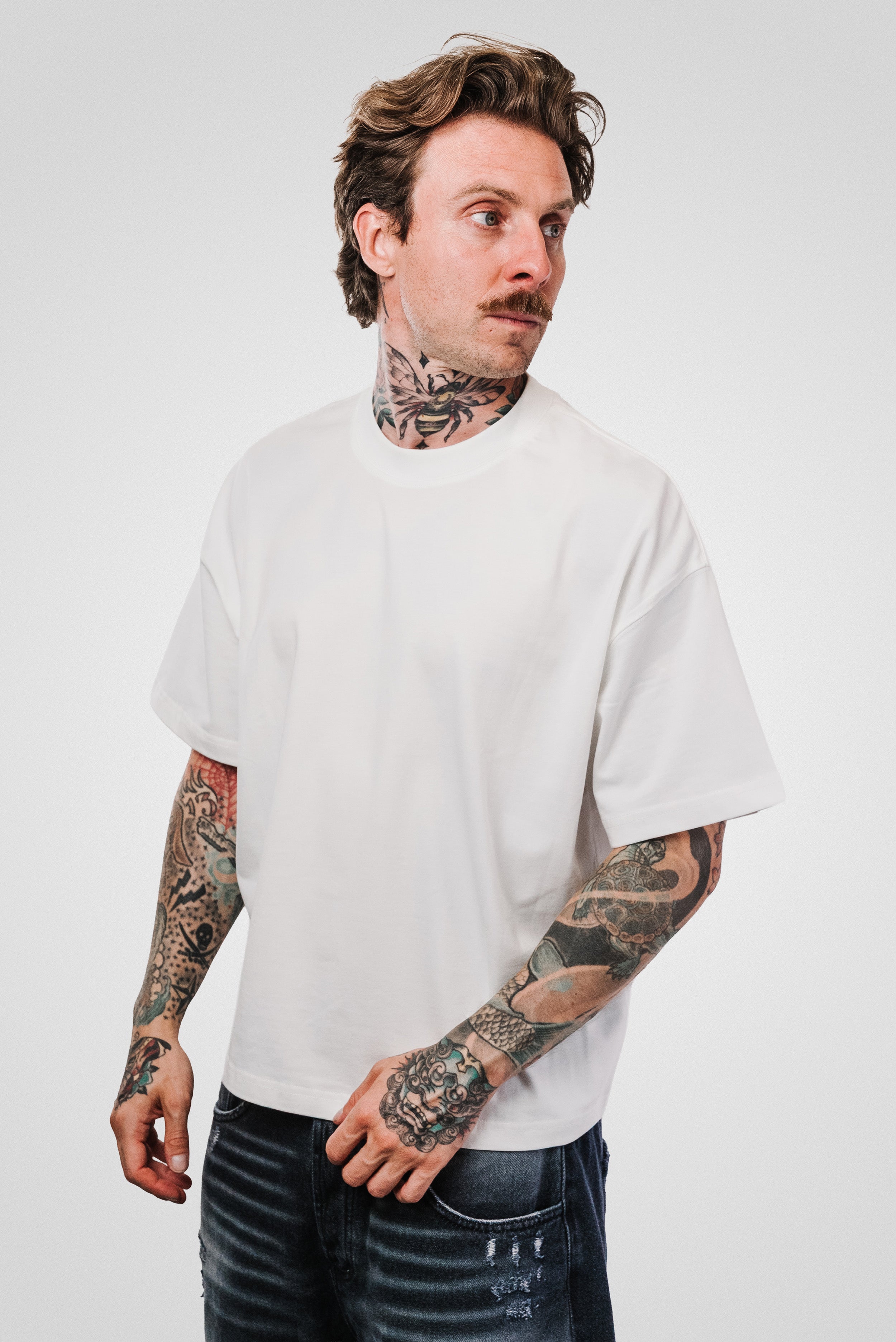 CI BACIAMO O CI GUARDIAMO? BOXY TEE WHITE - Shoebuya Design